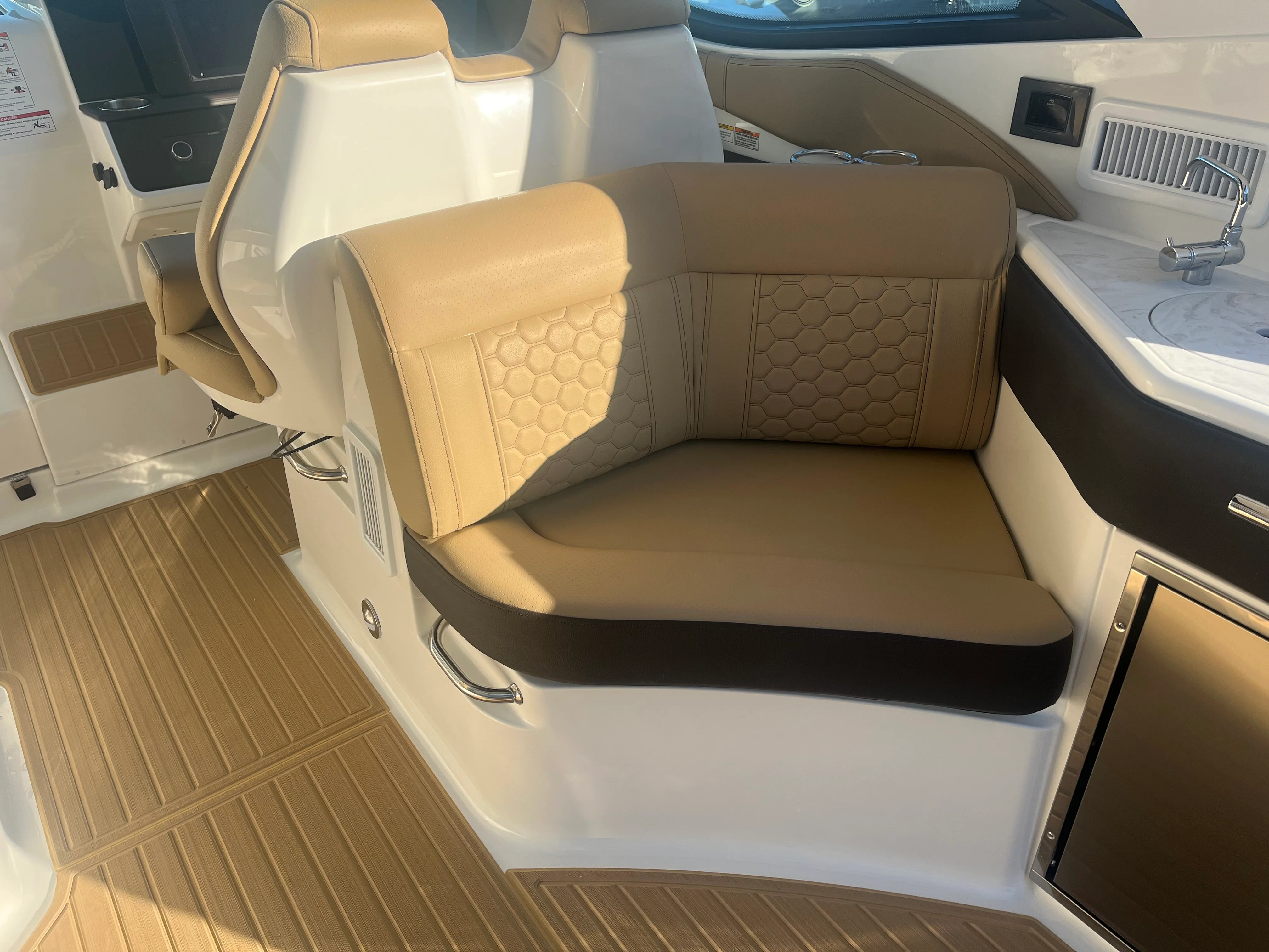 2026 Sea Ray Sundancer 320 Outboard Image Thumbnail #18