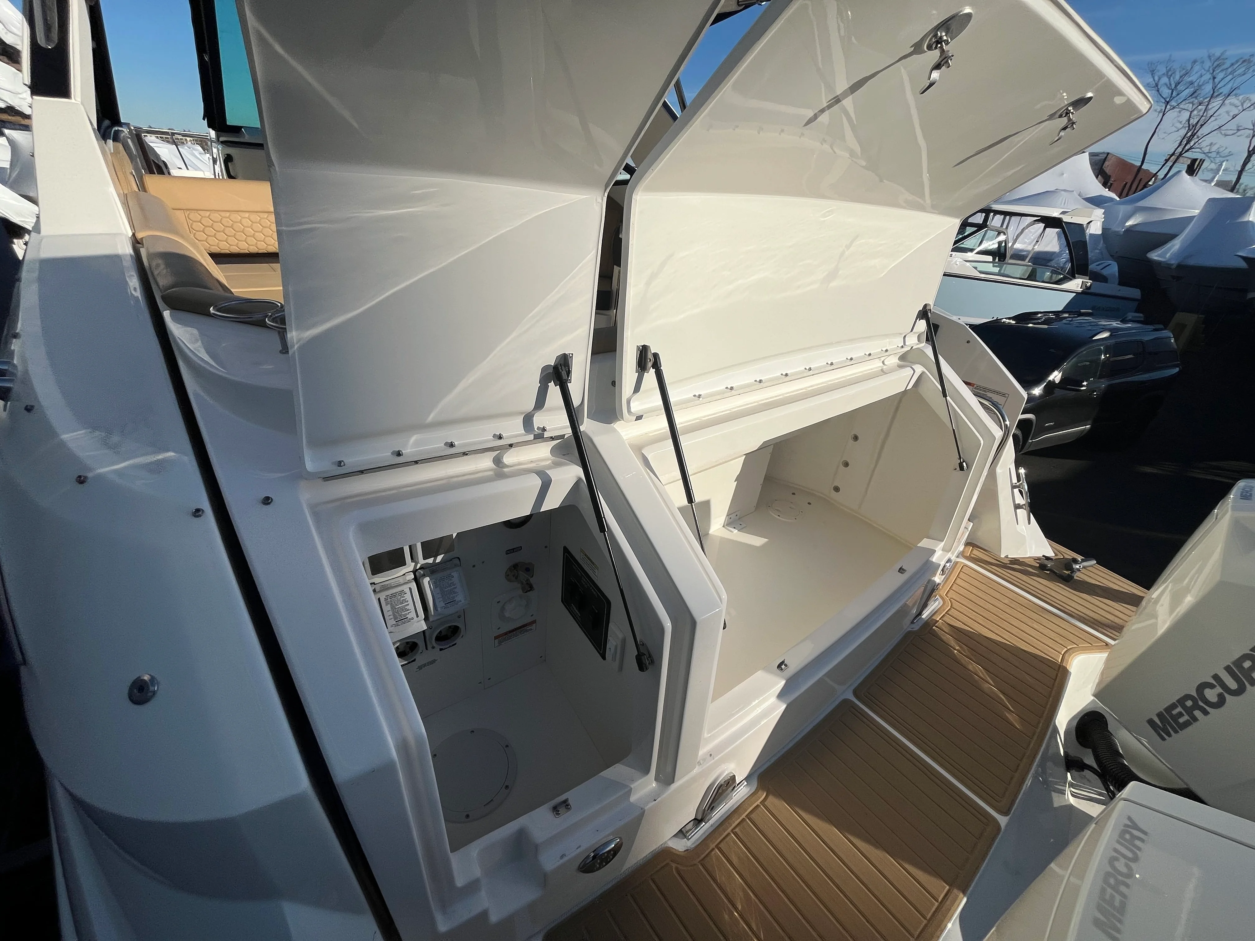 2026 Sea Ray Sundancer 320 Outboard Image Thumbnail #5