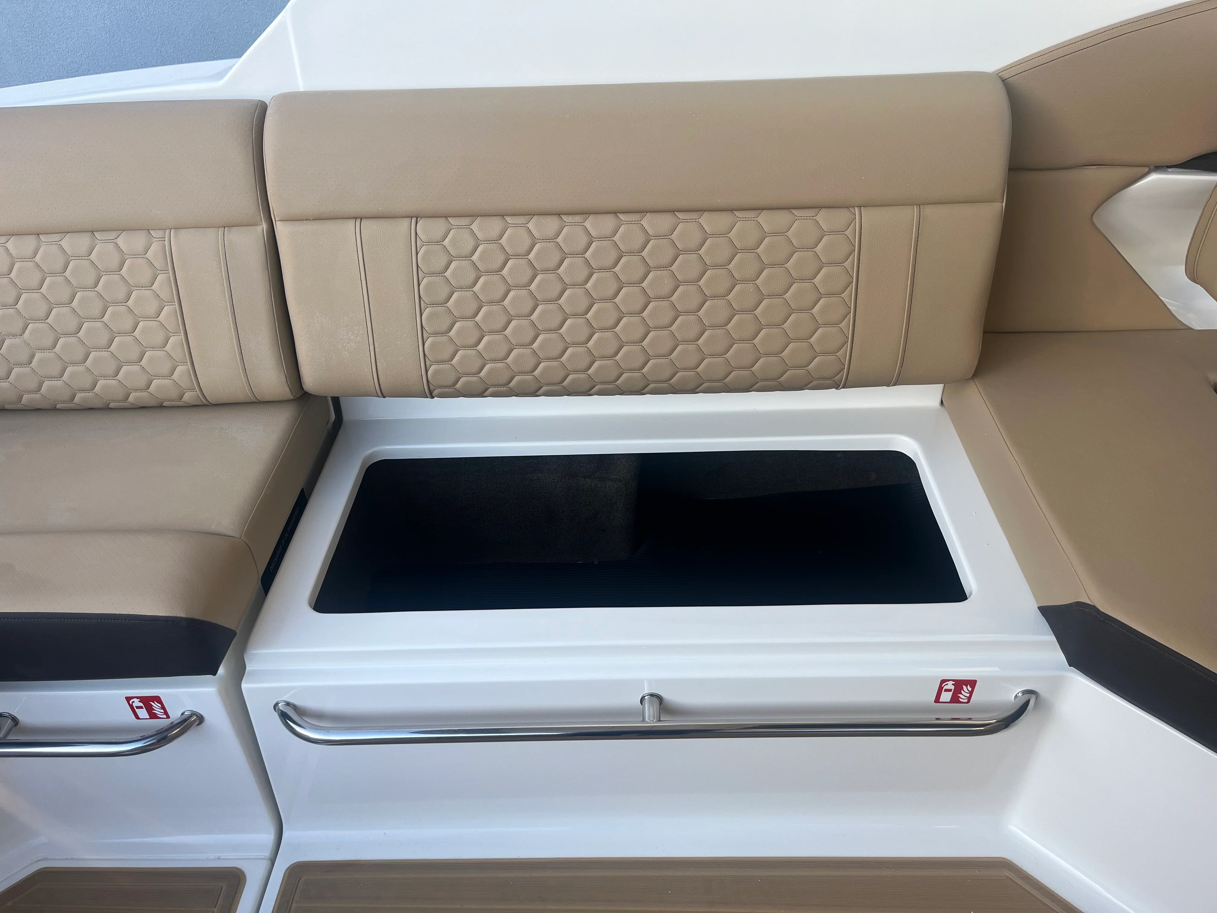 2026 Sea Ray Sundancer 320 Outboard Image Thumbnail #10