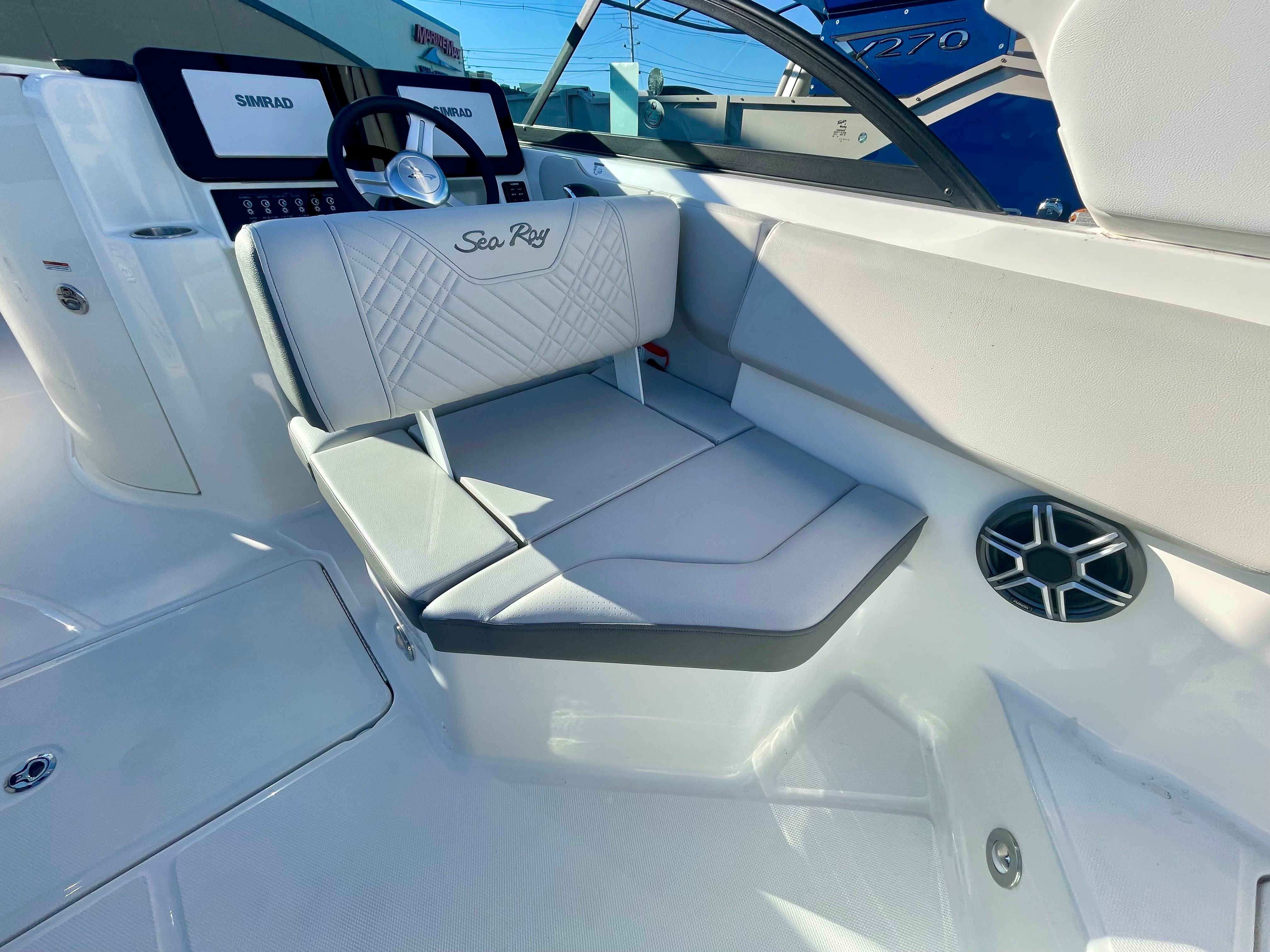 2026 Sea Ray SDX 230 Outboard Image Thumbnail #9