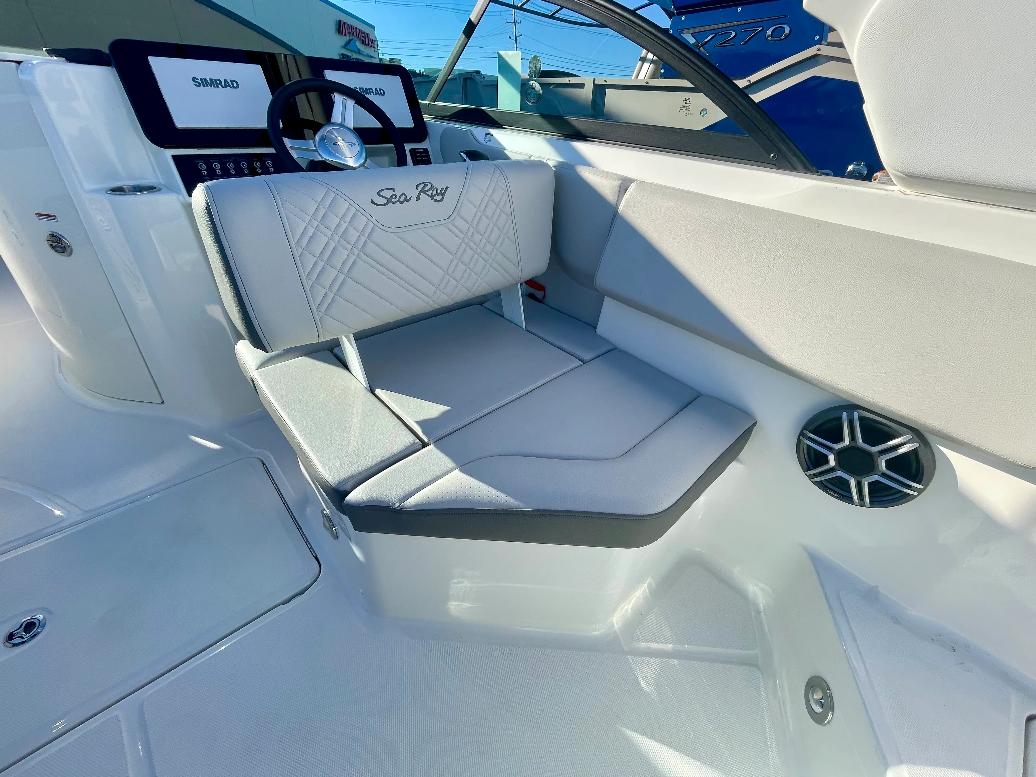 2026 Sea Ray SDX 230 Outboard Image Thumbnail #9