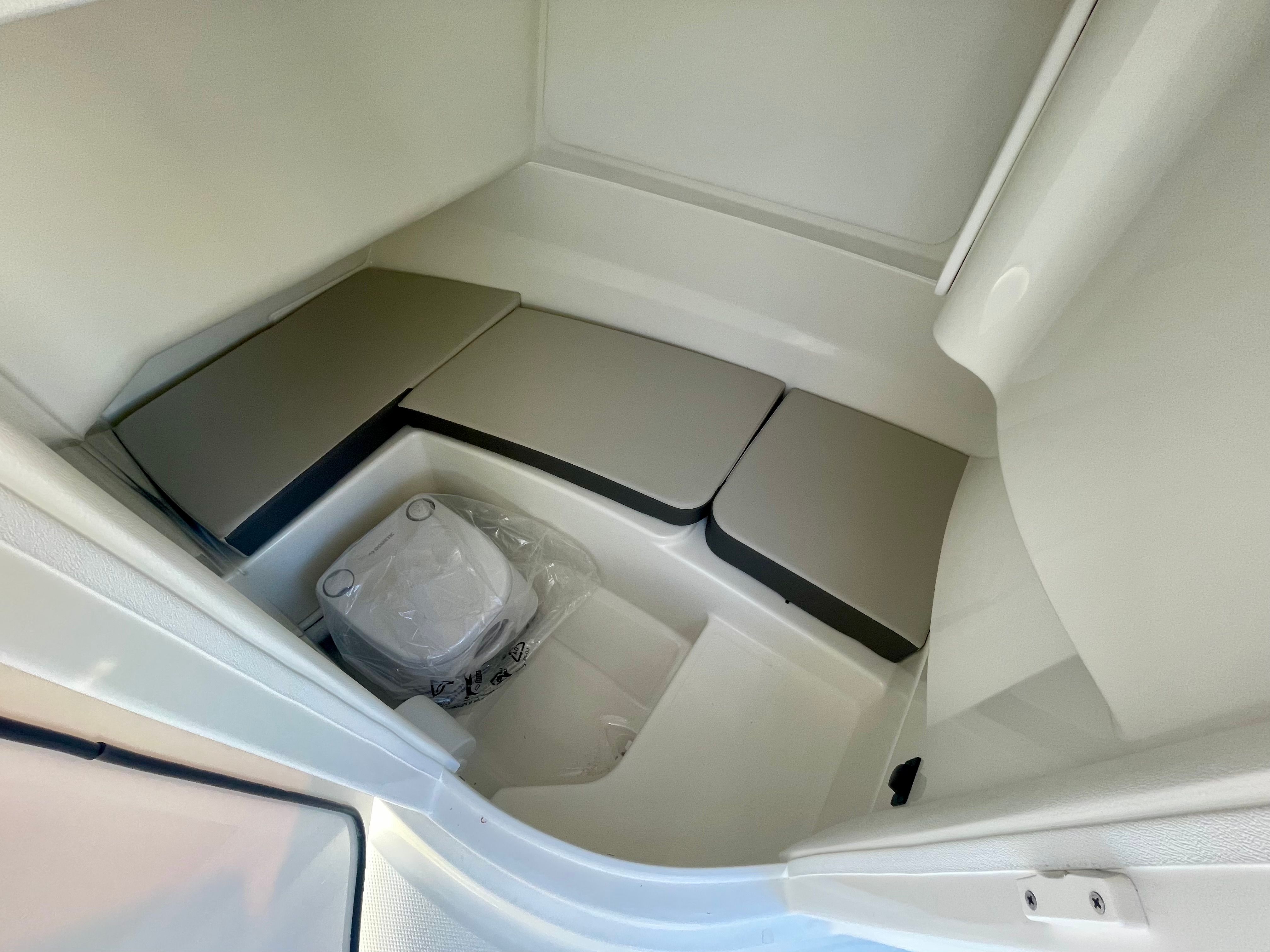 2026 Sea Ray SDX 230 Outboard Image Thumbnail #15