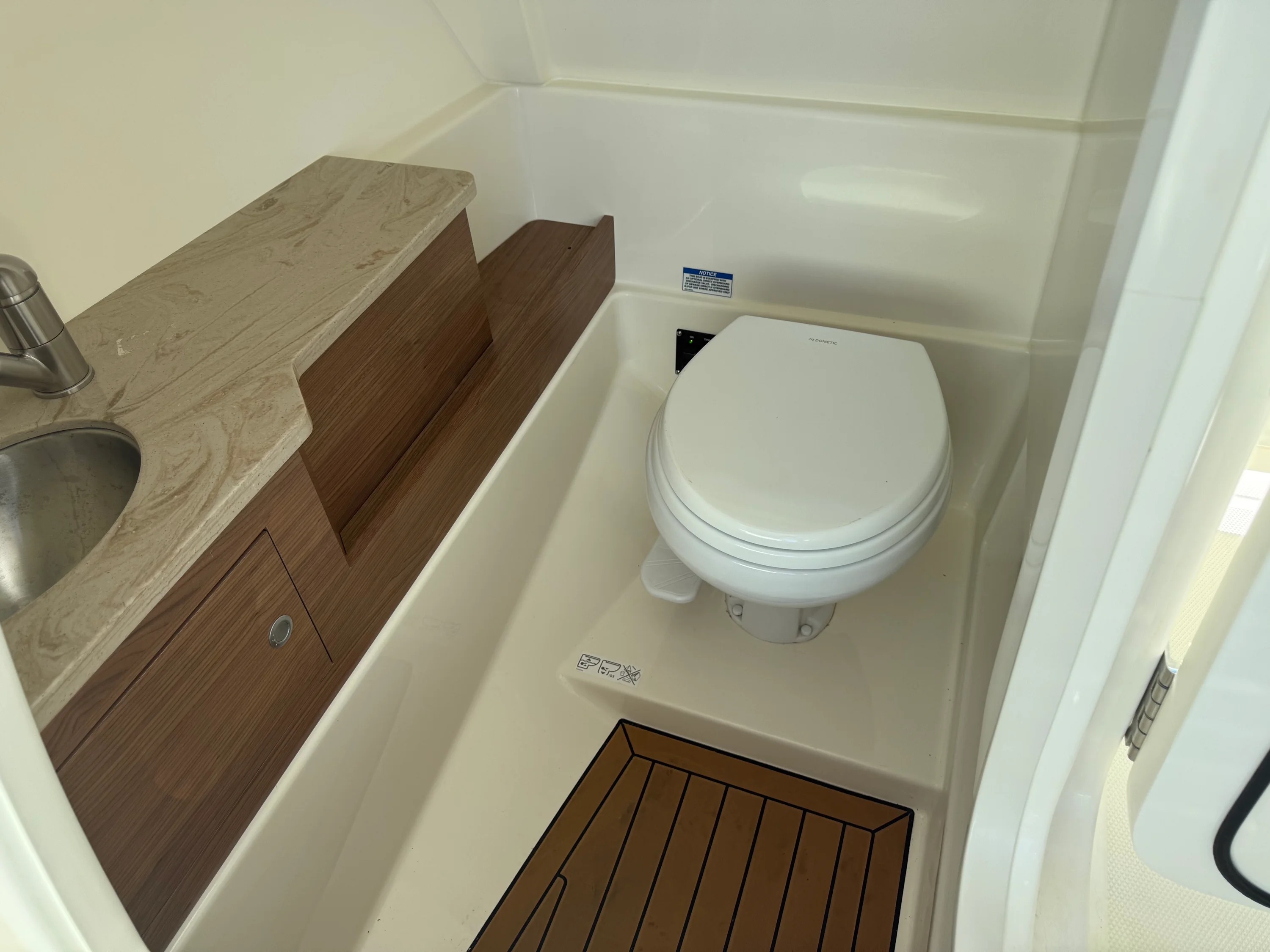 2022 Boston Whaler VANTAGE Image Thumbnail #18