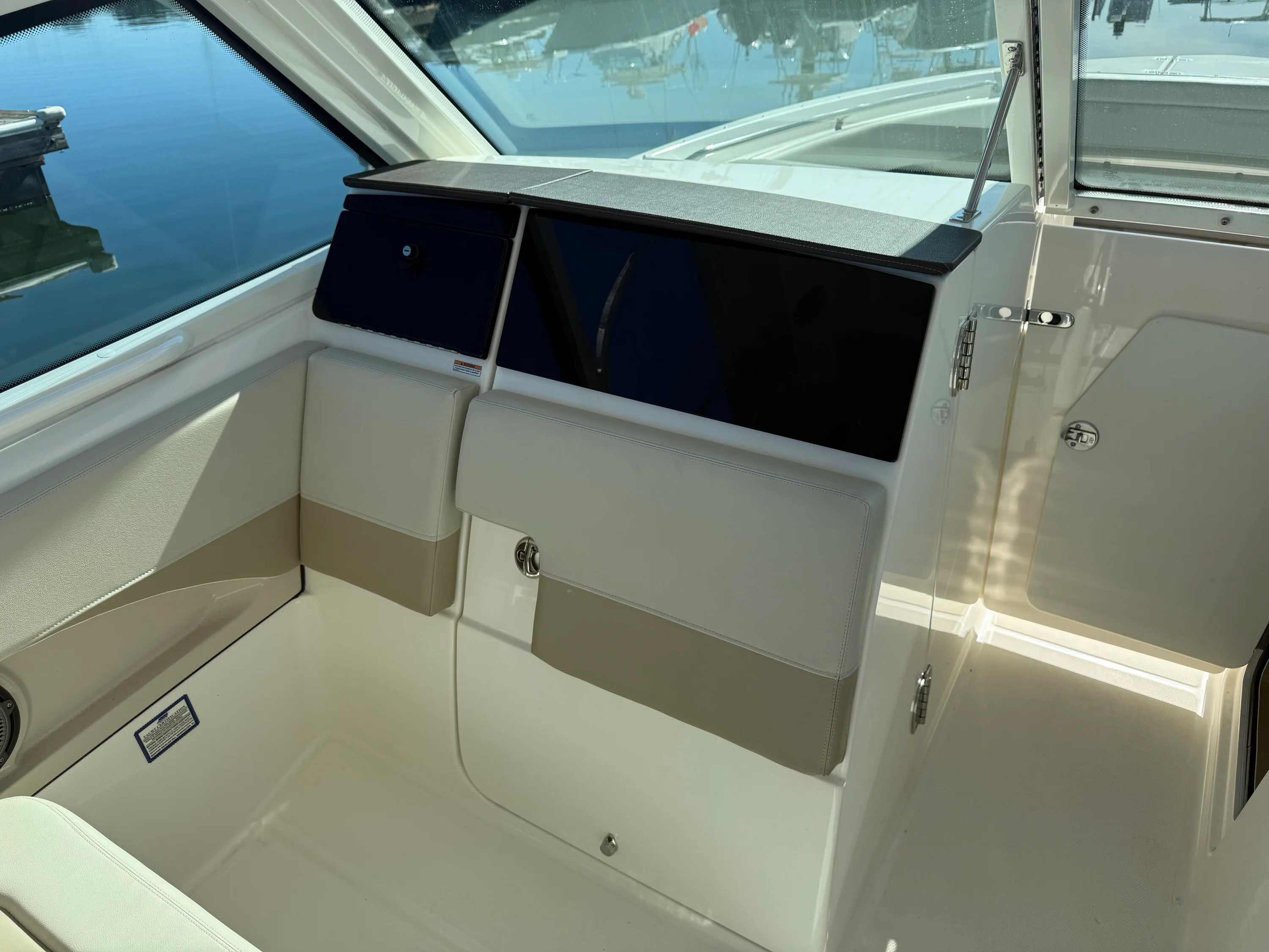2022 Boston Whaler VANTAGE Image Thumbnail #17