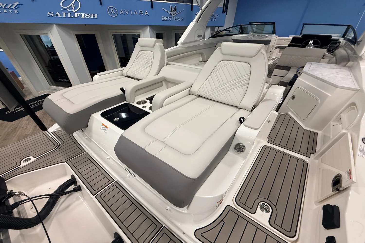 2026 Sea Ray SDX 290 Outboard Image Thumbnail #3