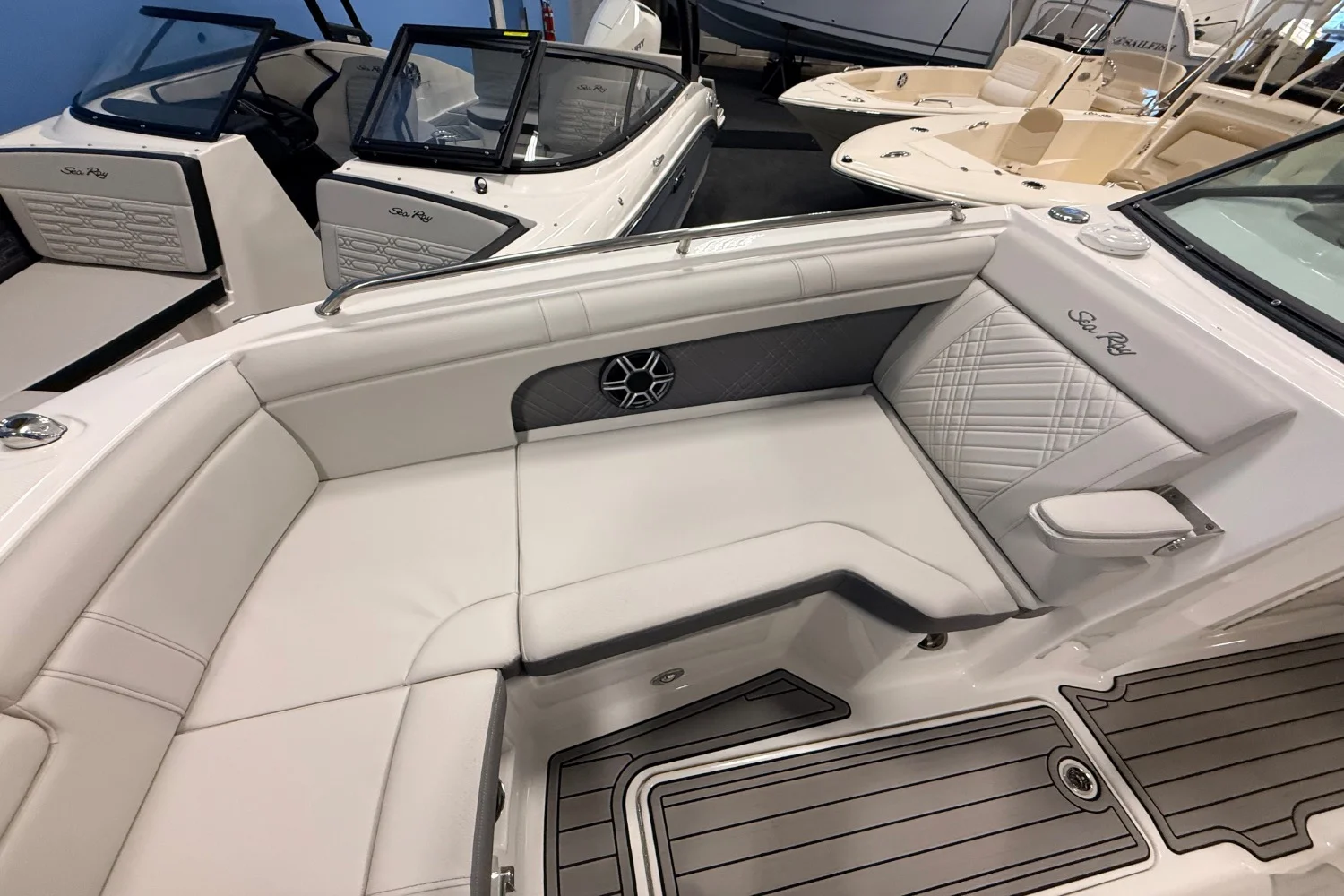 2026 Sea Ray SDX 290 Outboard Image Thumbnail #21