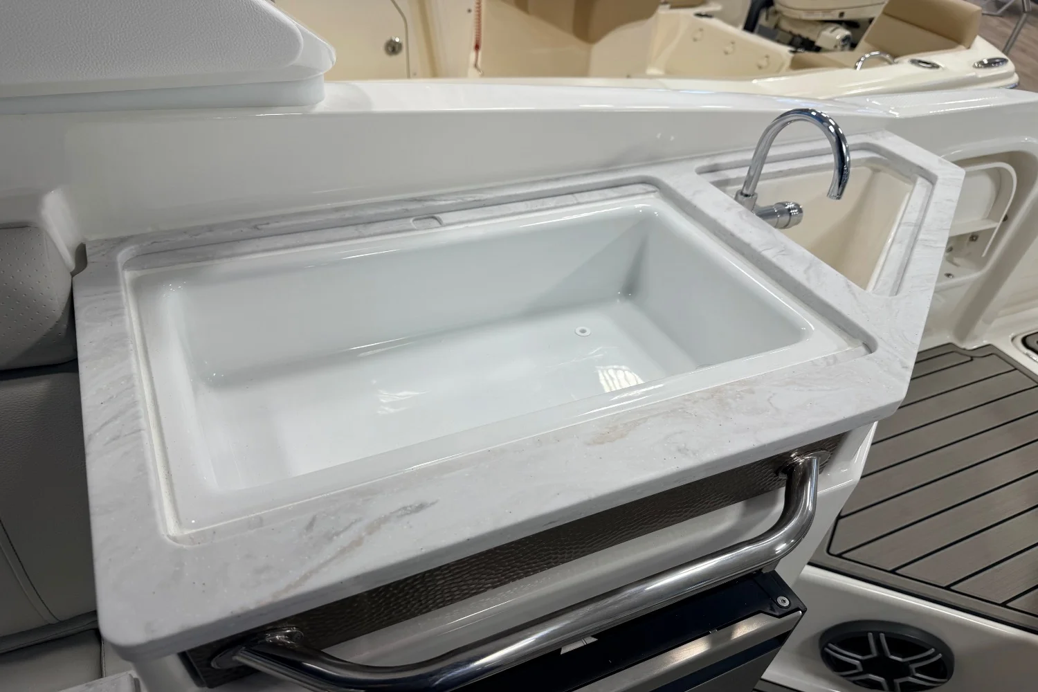 2026 Sea Ray SDX 290 Outboard Image Thumbnail #8