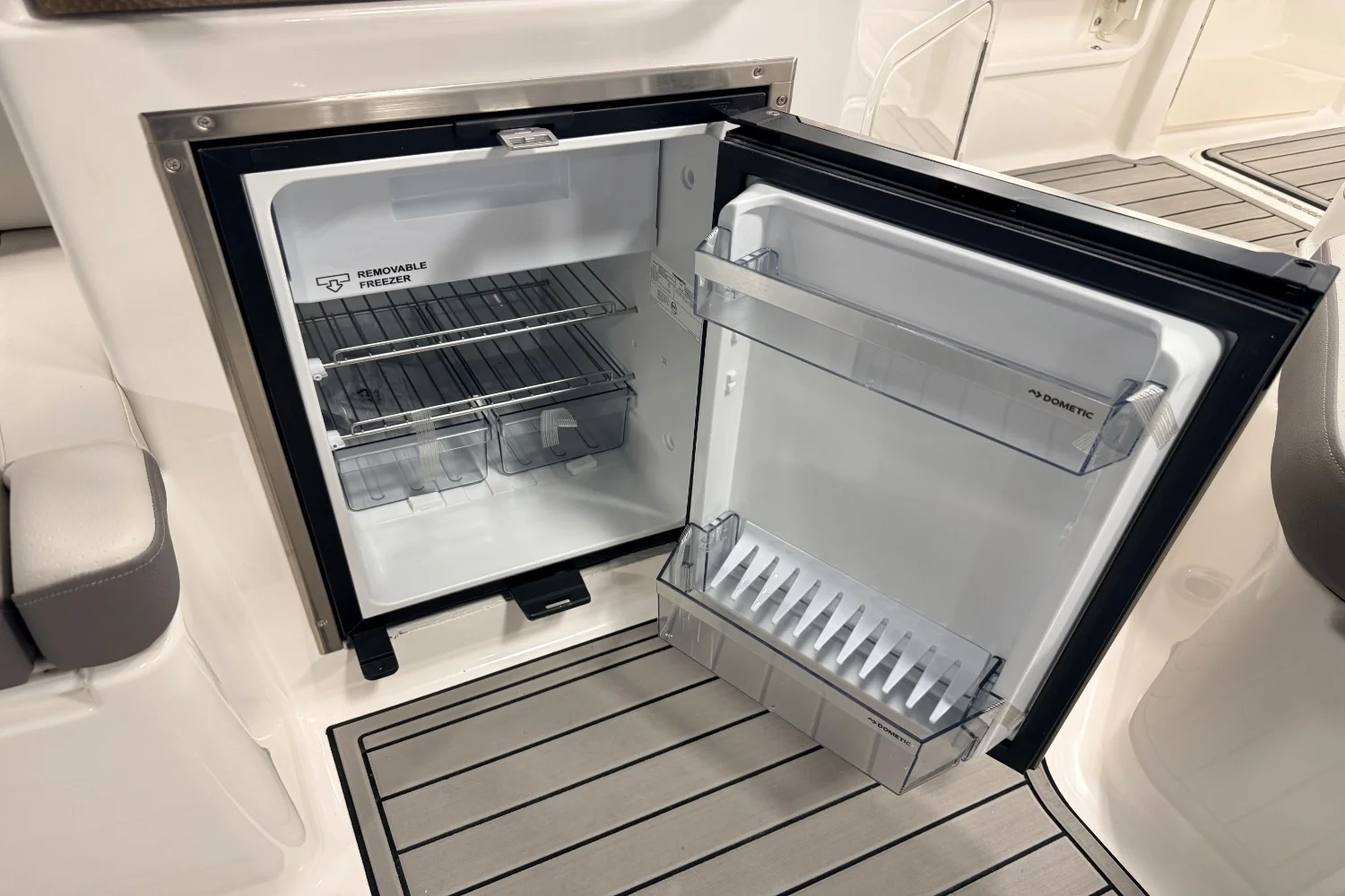 2026 Sea Ray SDX 290 Outboard Image Thumbnail #9