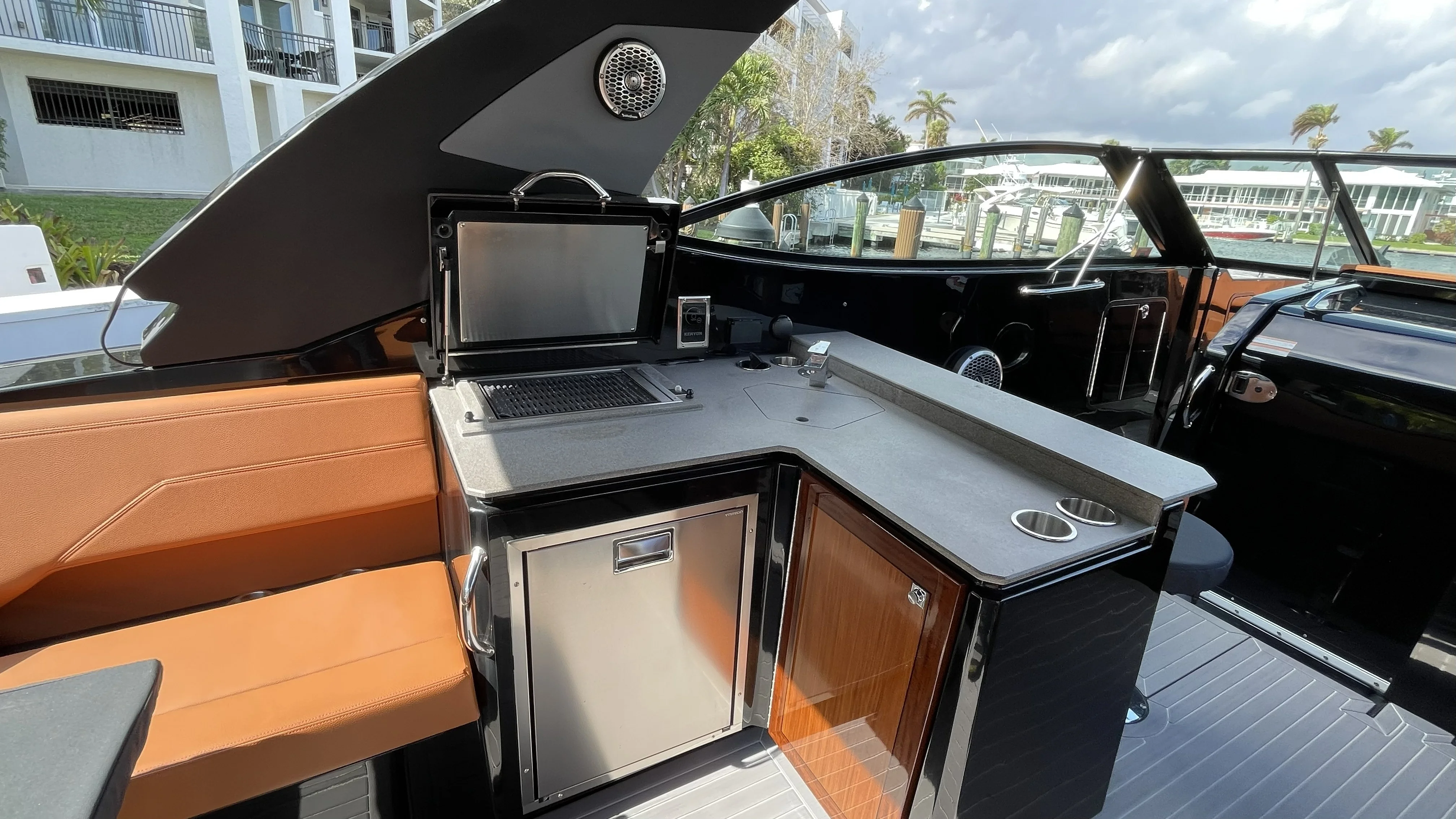 2023 Cruisers Yachts 38 GLS OB SB Image Thumbnail #10