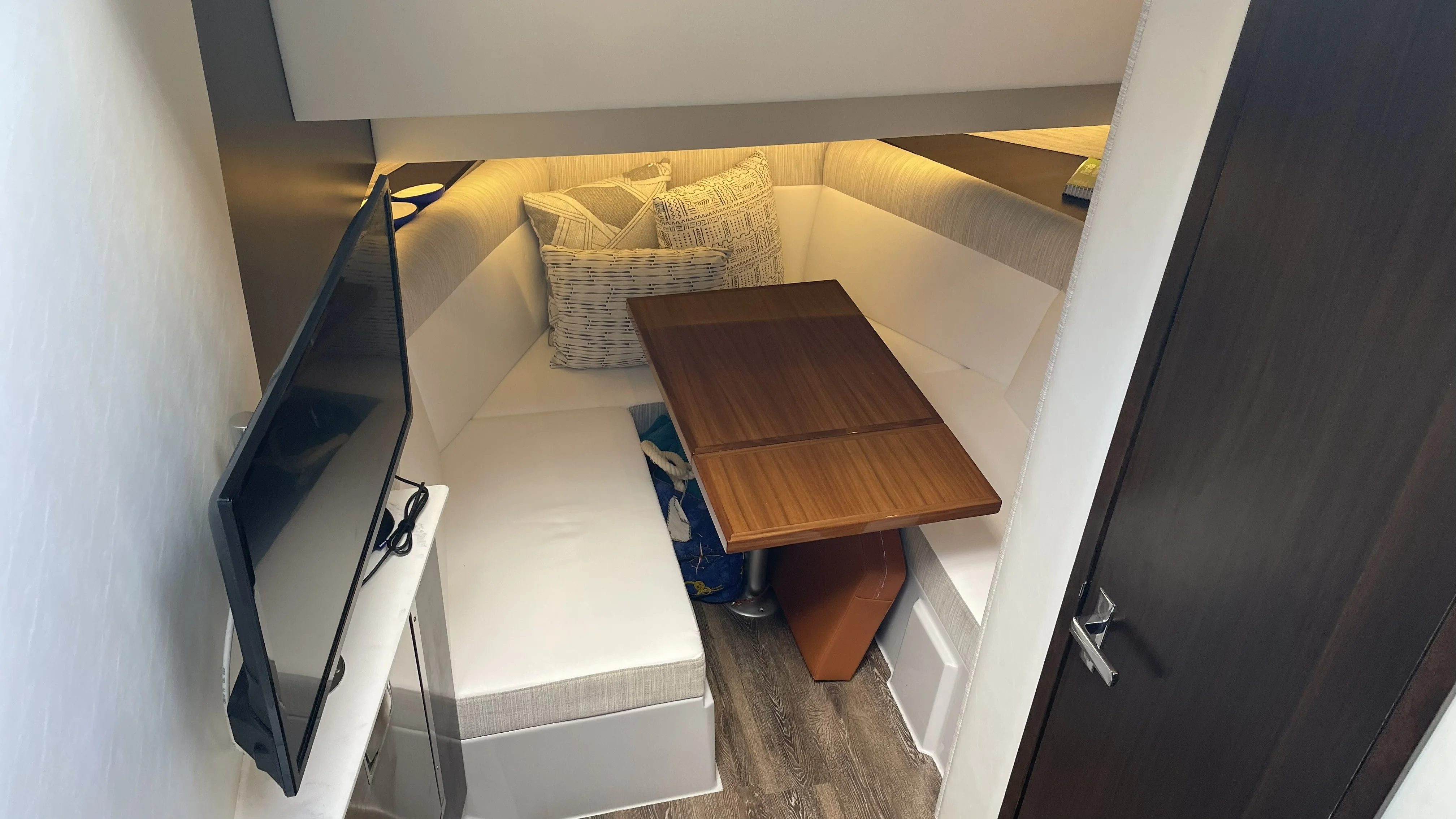 2023 Cruisers Yachts 38 GLS OB SB Image Thumbnail #21