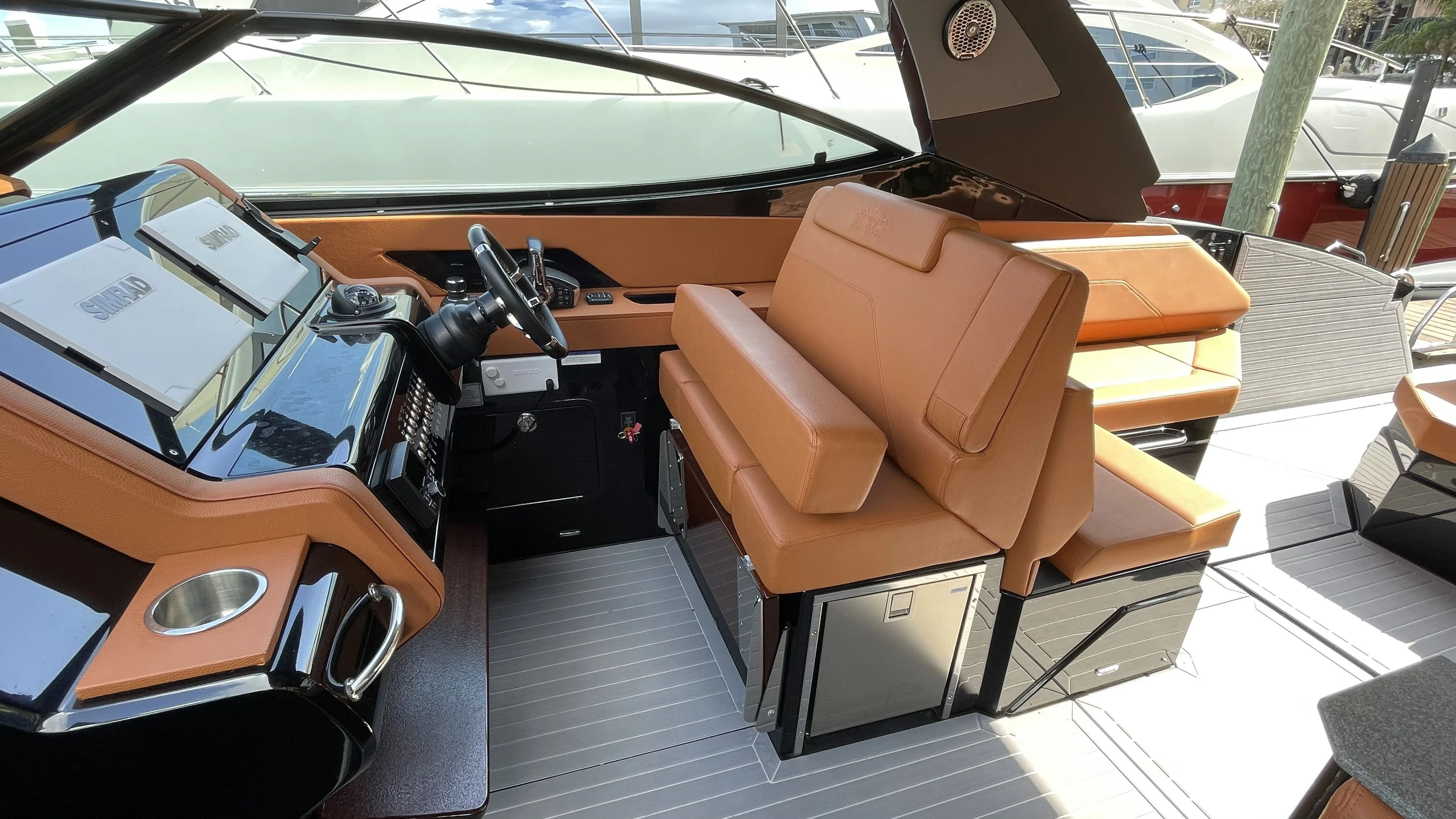 2023 Cruisers Yachts 38 GLS OB SB Image Thumbnail #12