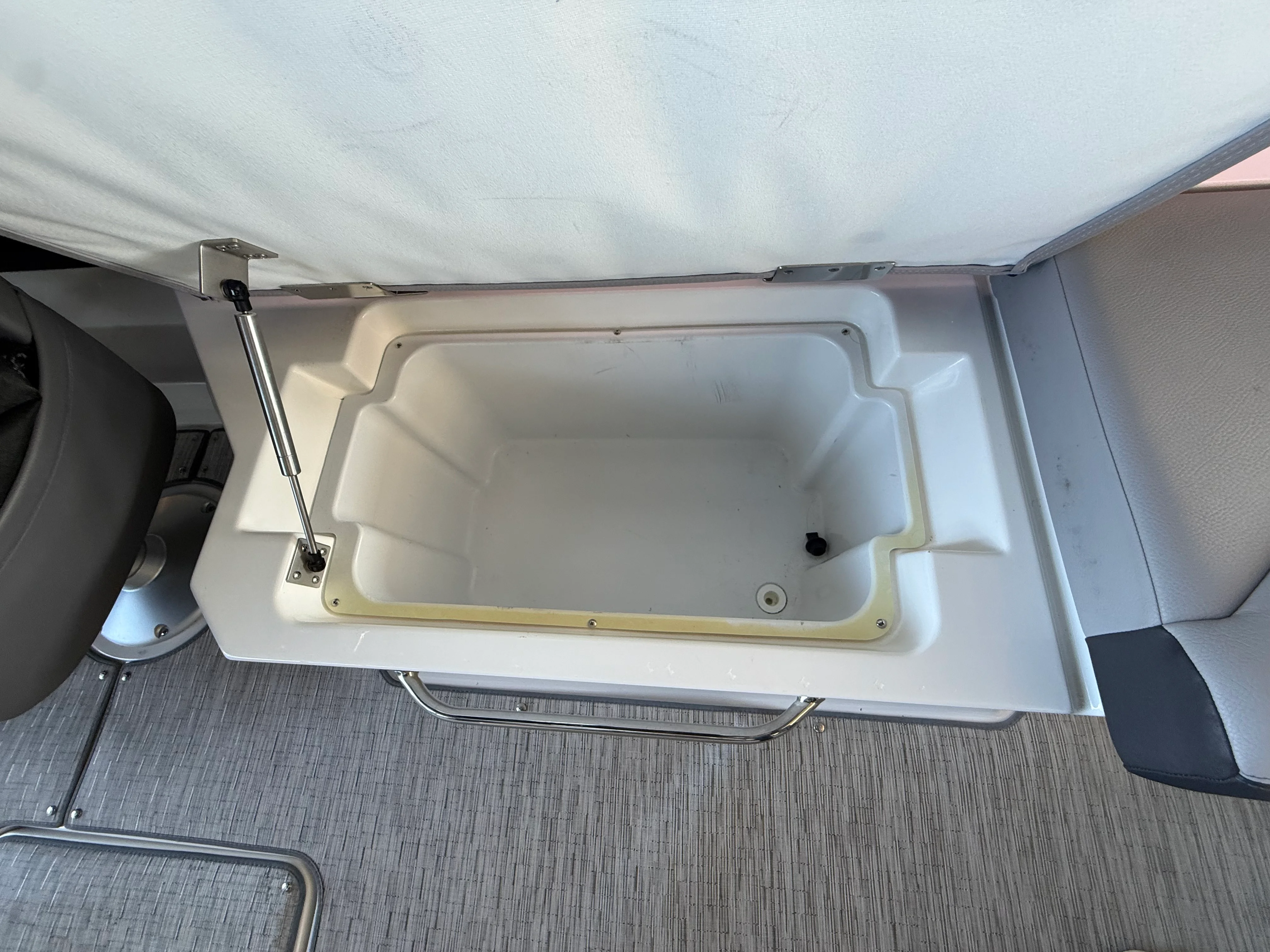 2022 Cobalt R8 SURF Image Thumbnail #30