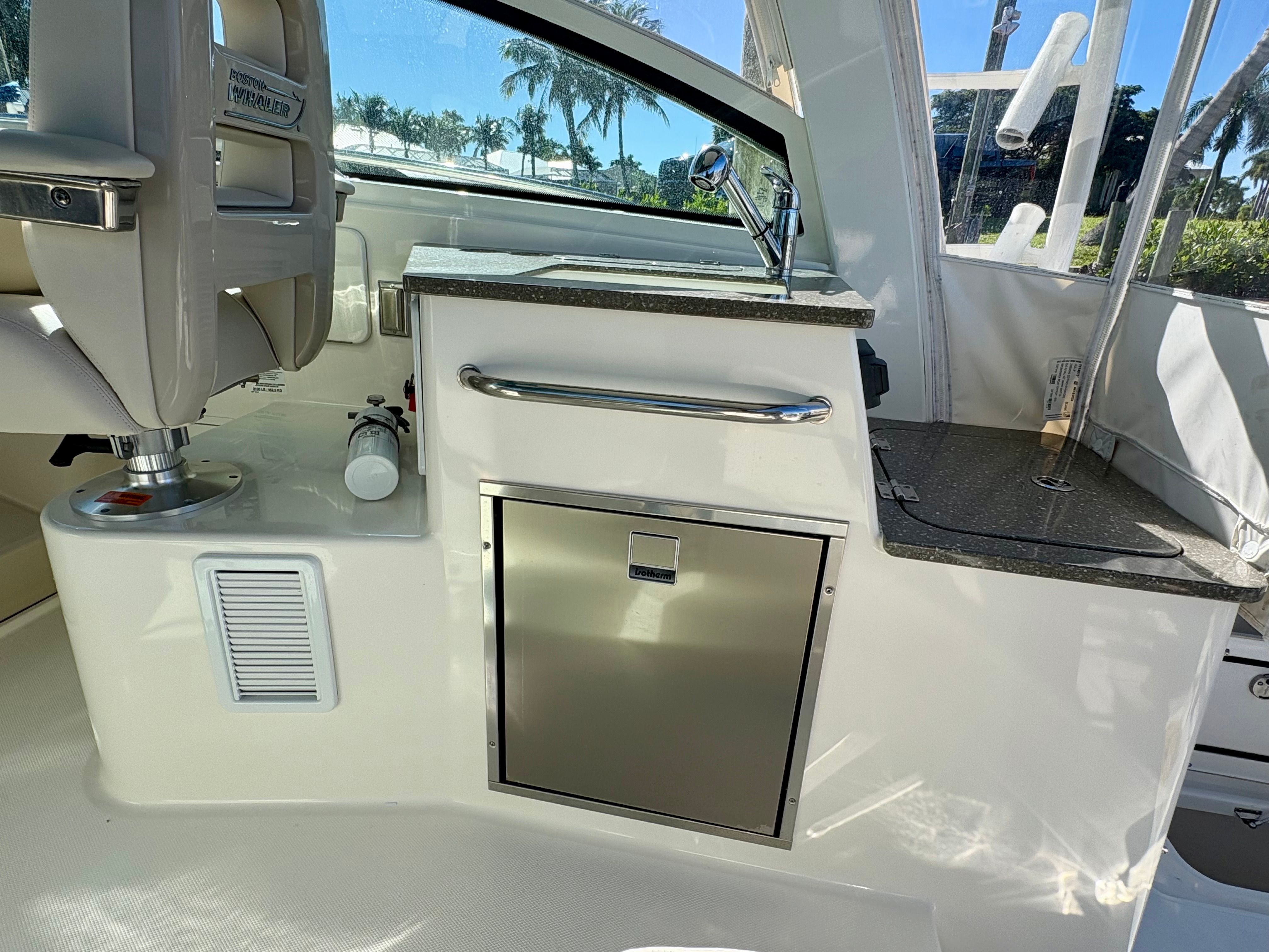 2021 Boston Whaler 345 CONQUEST Image Thumbnail #40