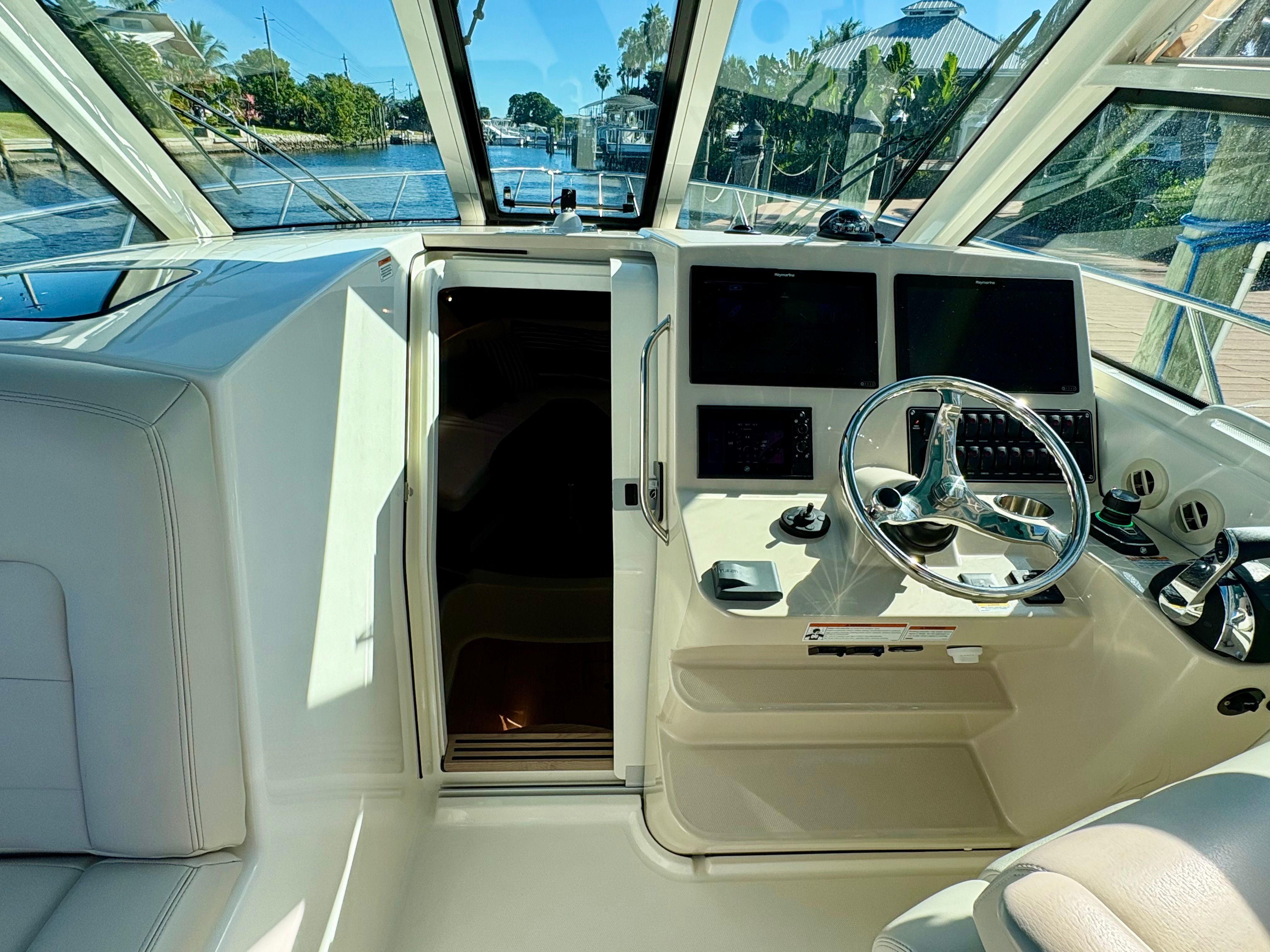 2021 Boston Whaler 345 CONQUEST Image Thumbnail #45