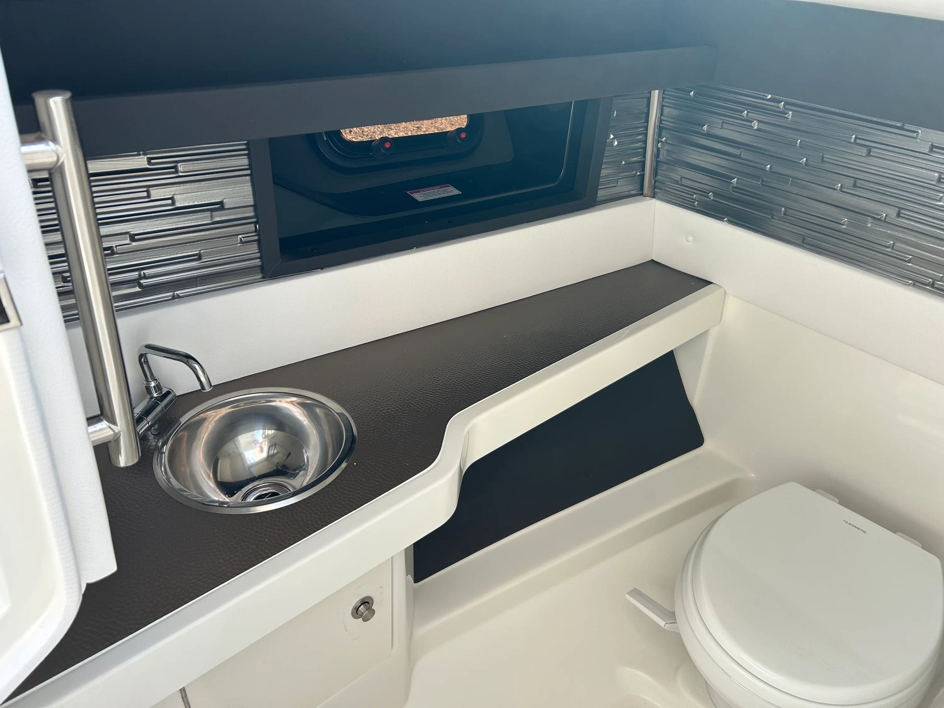 2026 Sea Ray SLX 310 Outboard Image Thumbnail #17