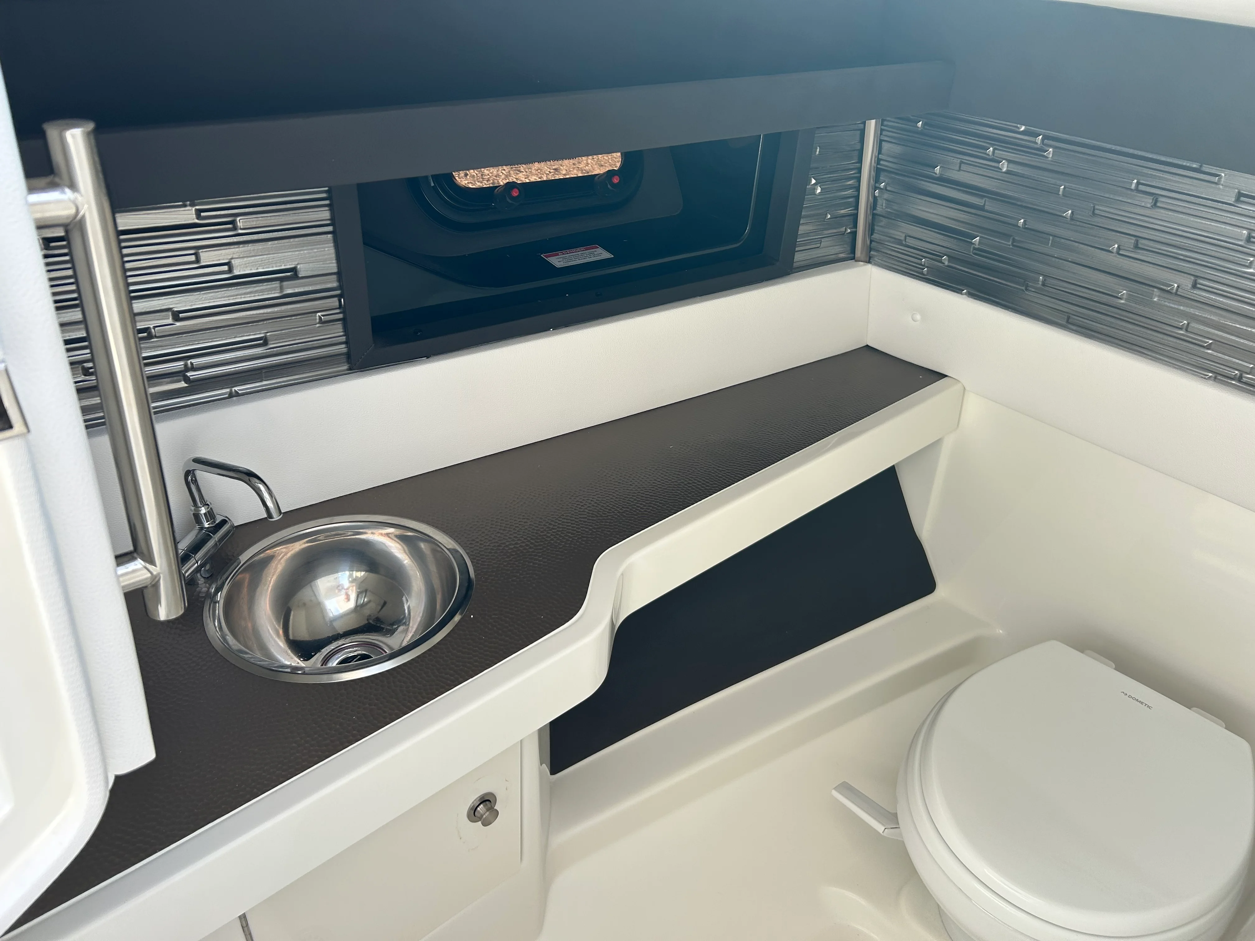 2026 Sea Ray SLX 310 Outboard Image Thumbnail #17