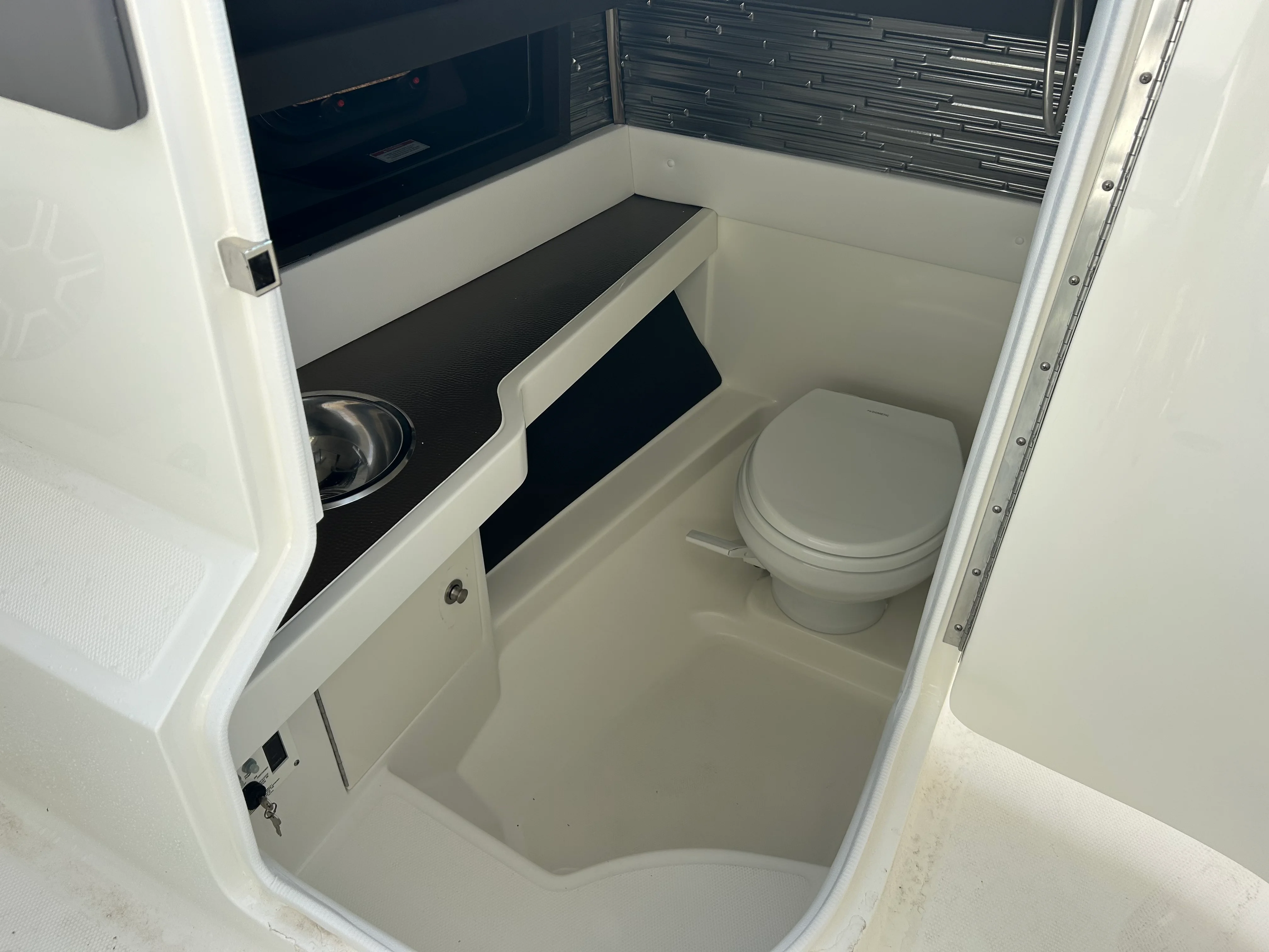 2026 Sea Ray SLX 310 Outboard Image Thumbnail #16