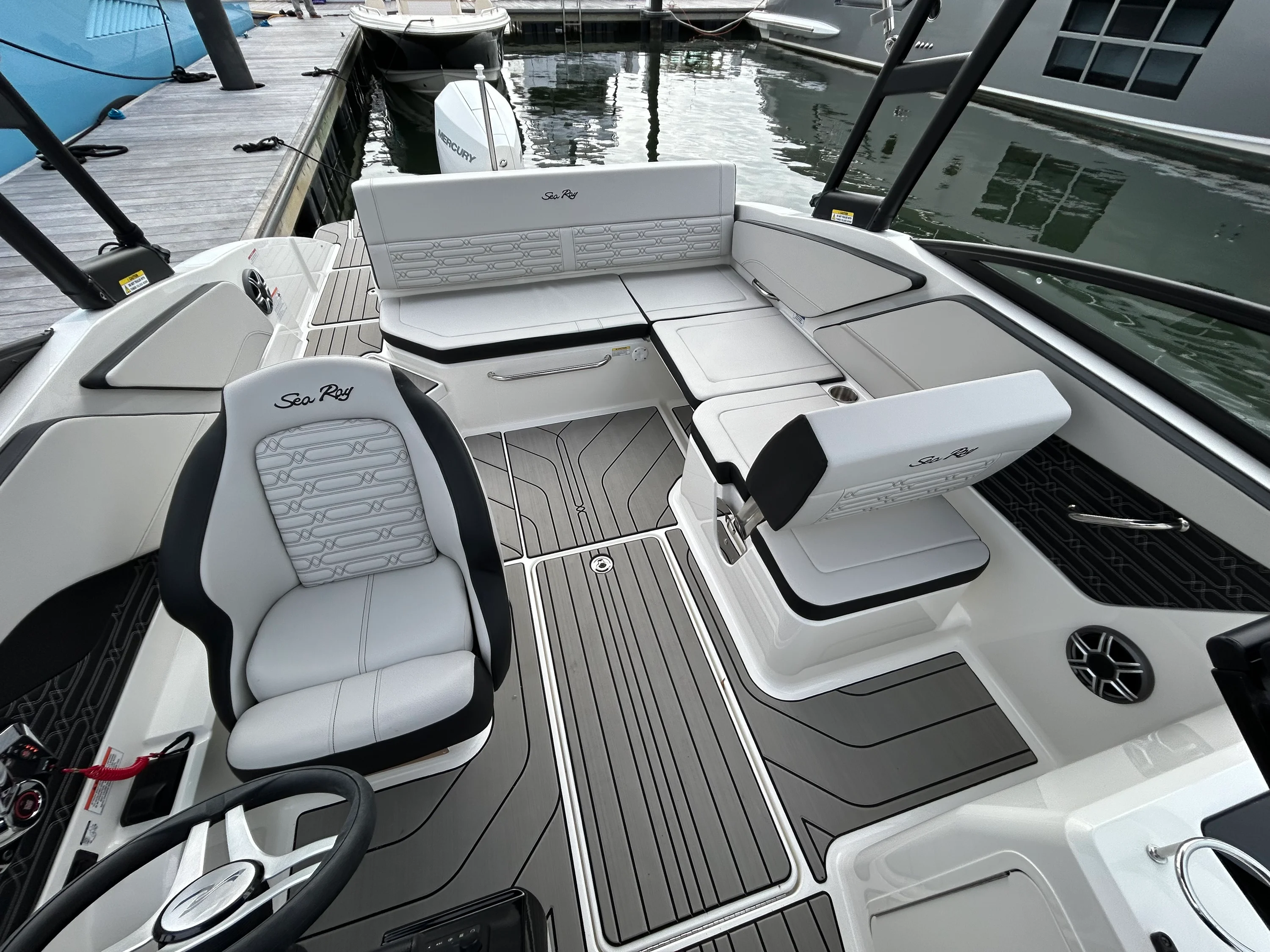 2026 Sea Ray SPX 210 Outboard Image Thumbnail #28