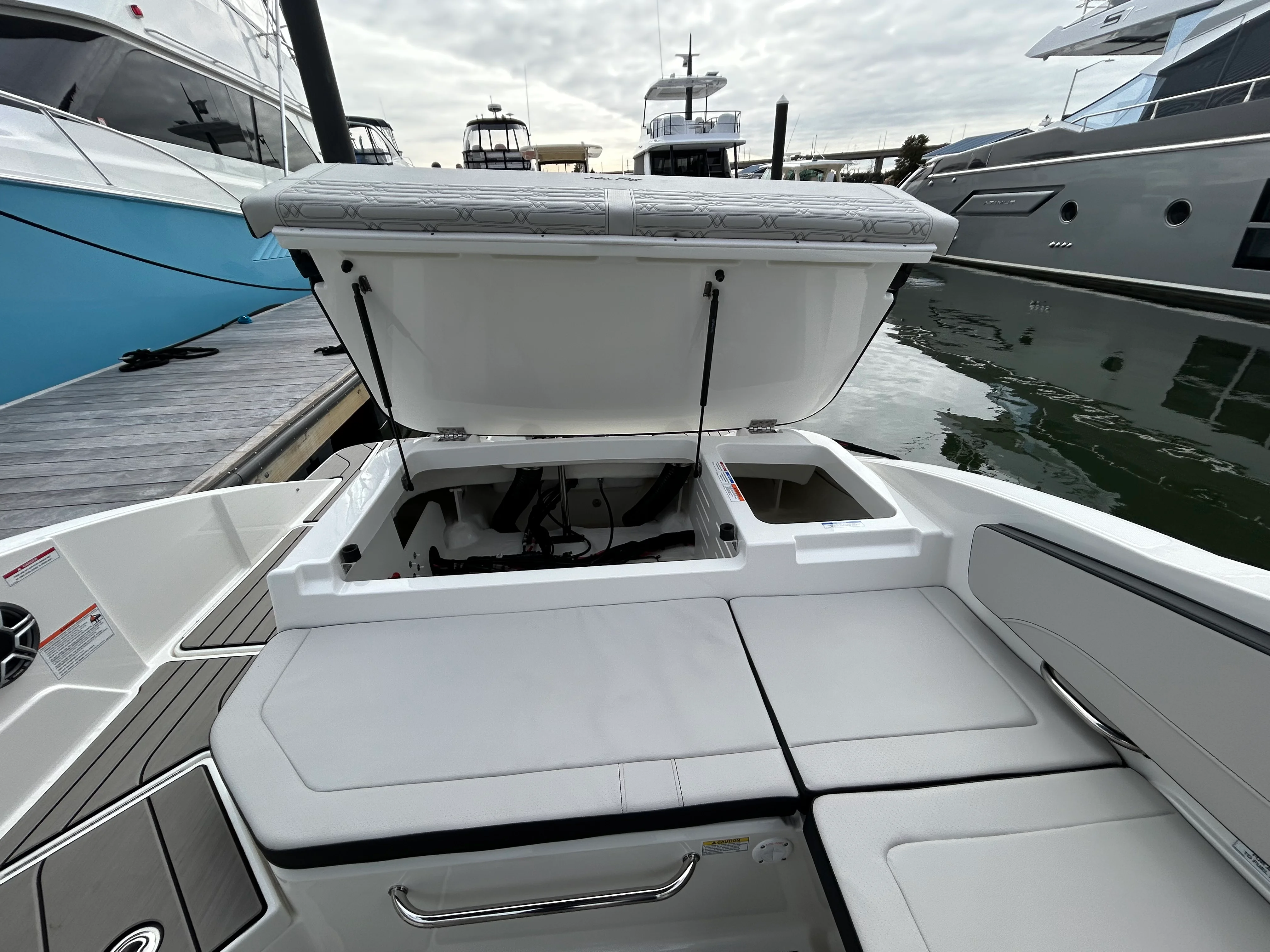 2026 Sea Ray SPX 210 Outboard Image Thumbnail #20