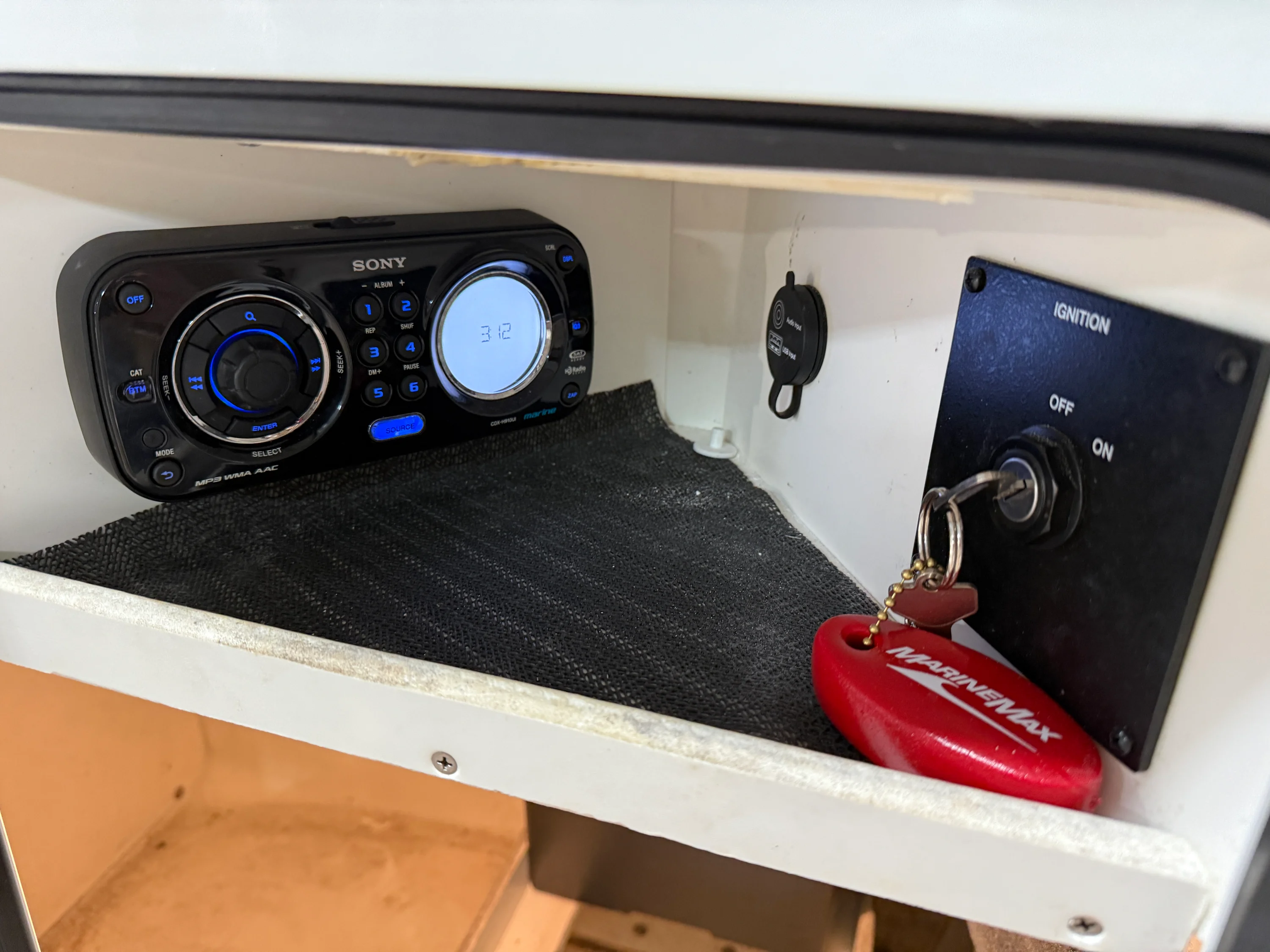 2011 Sea Ray SUNDECK 200 Image Thumbnail #38