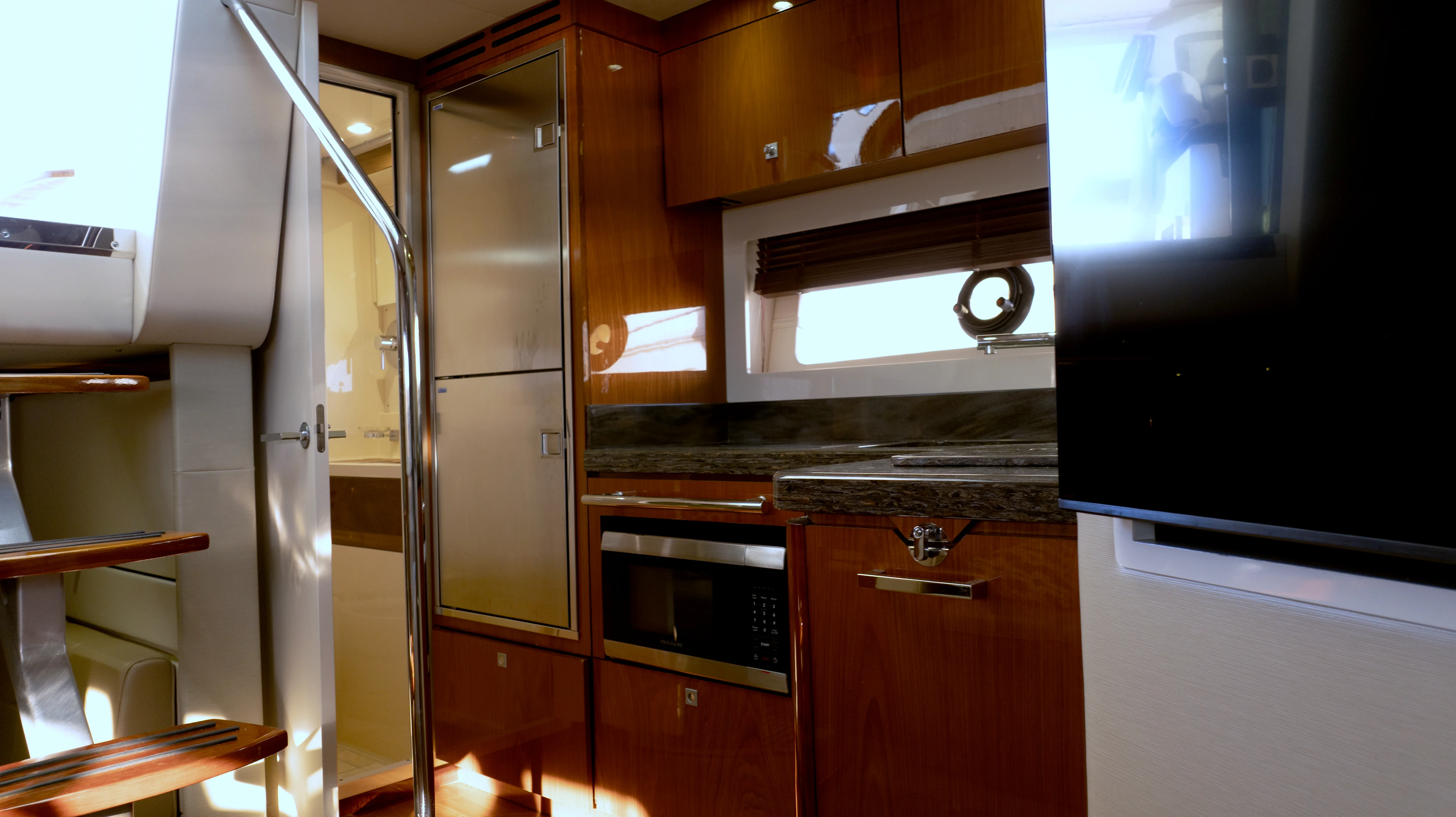 2014 Sea Ray 410 SUNDANCER Image Thumbnail #27