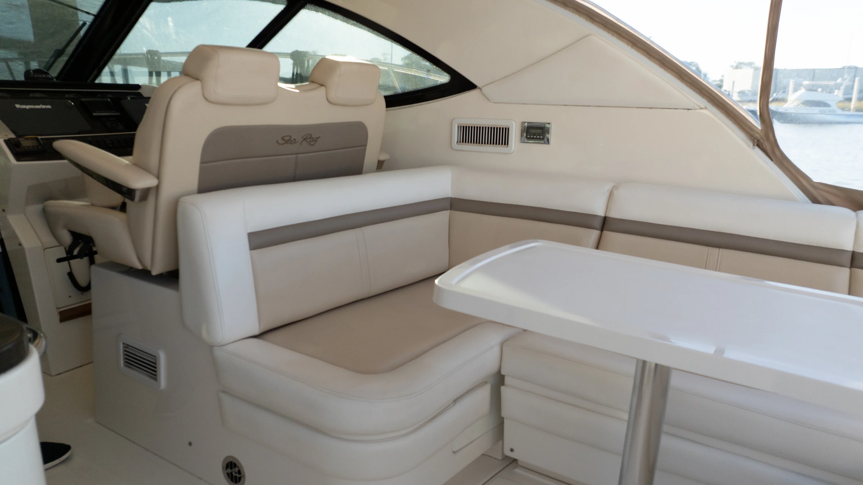 2014 Sea Ray 410 SUNDANCER Image Thumbnail #7