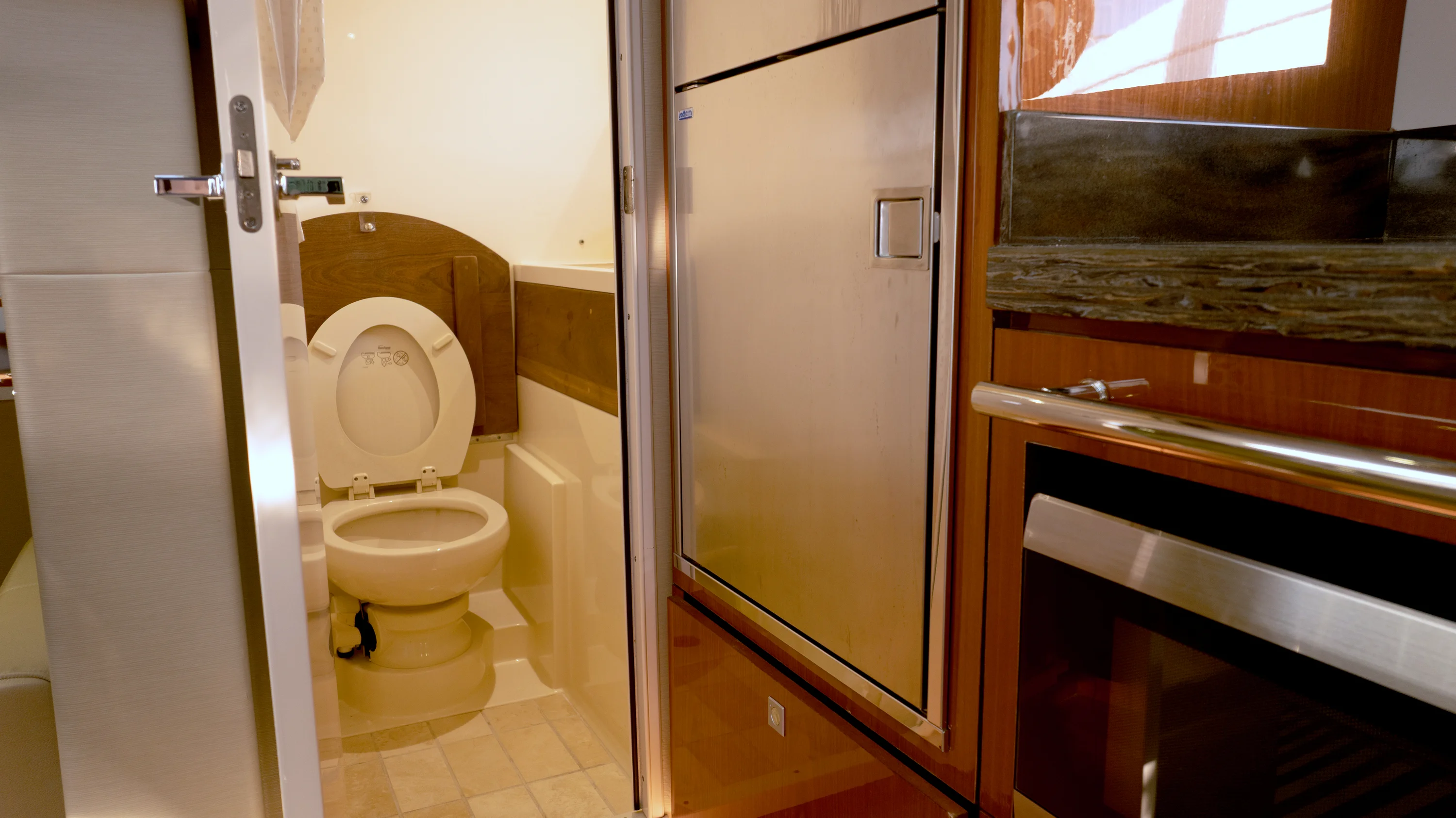 2014 Sea Ray 410 SUNDANCER Image Thumbnail #23