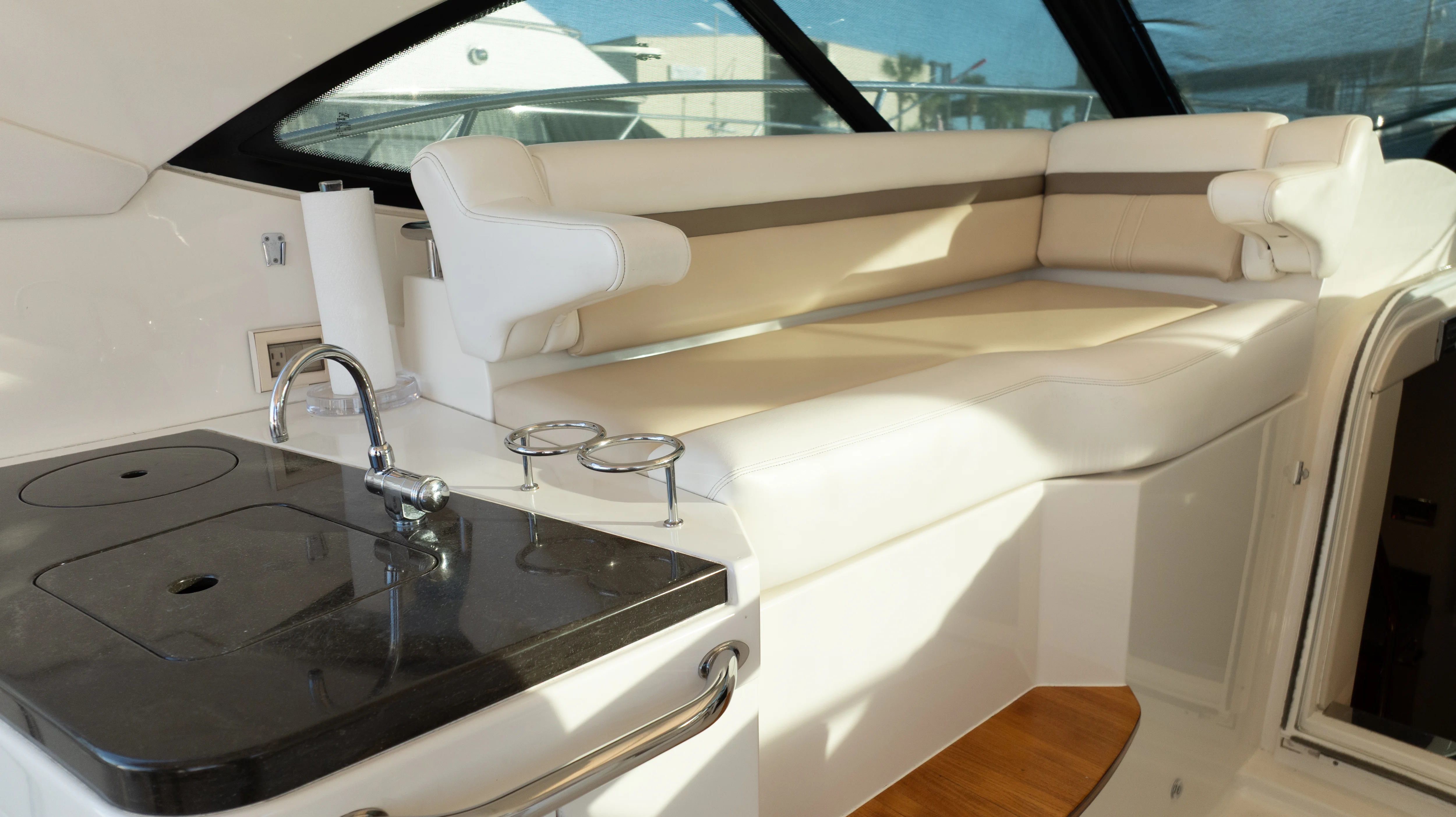 2014 Sea Ray 410 SUNDANCER Image Thumbnail #10