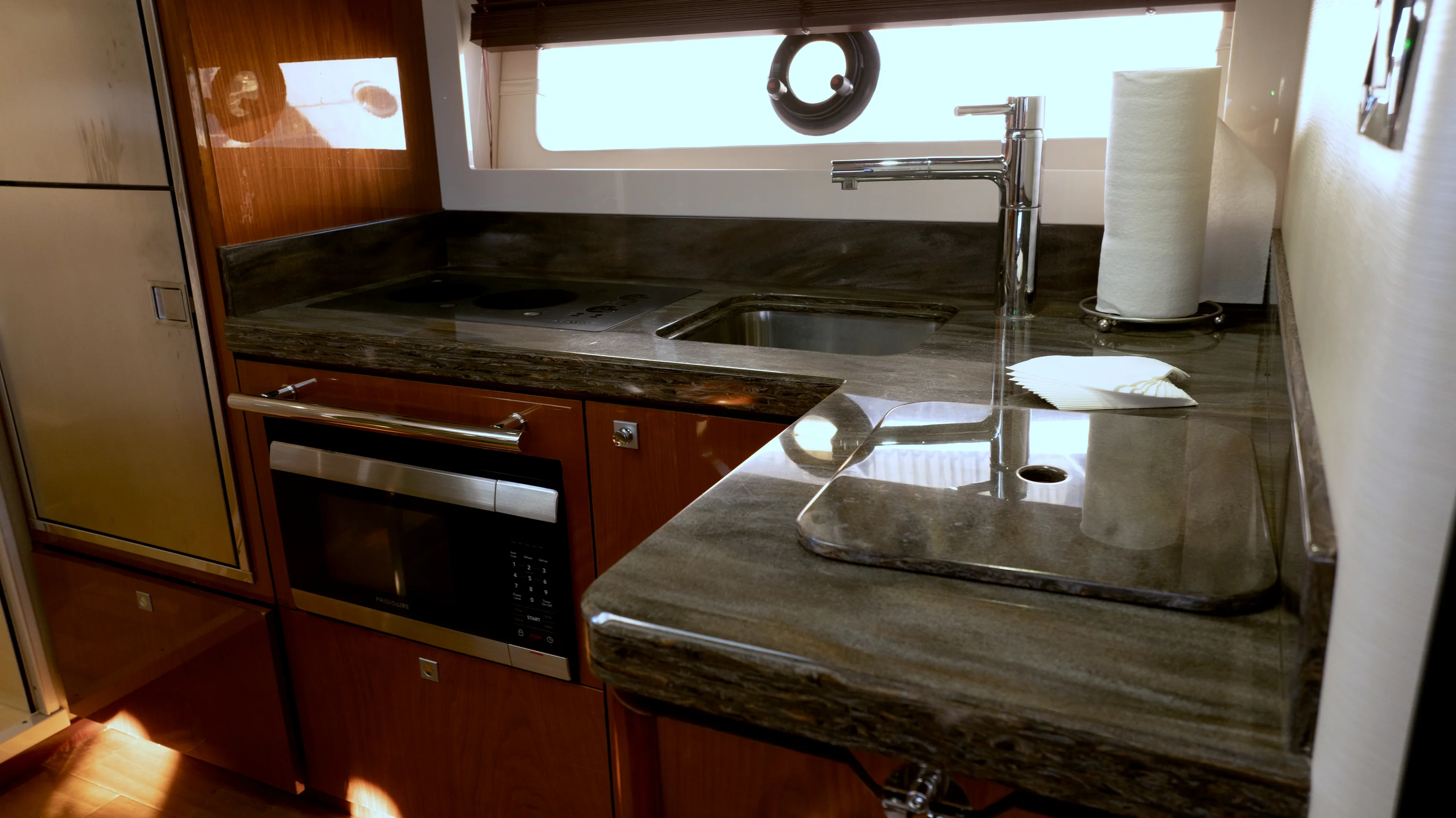 2014 Sea Ray 410 SUNDANCER Image Thumbnail #25