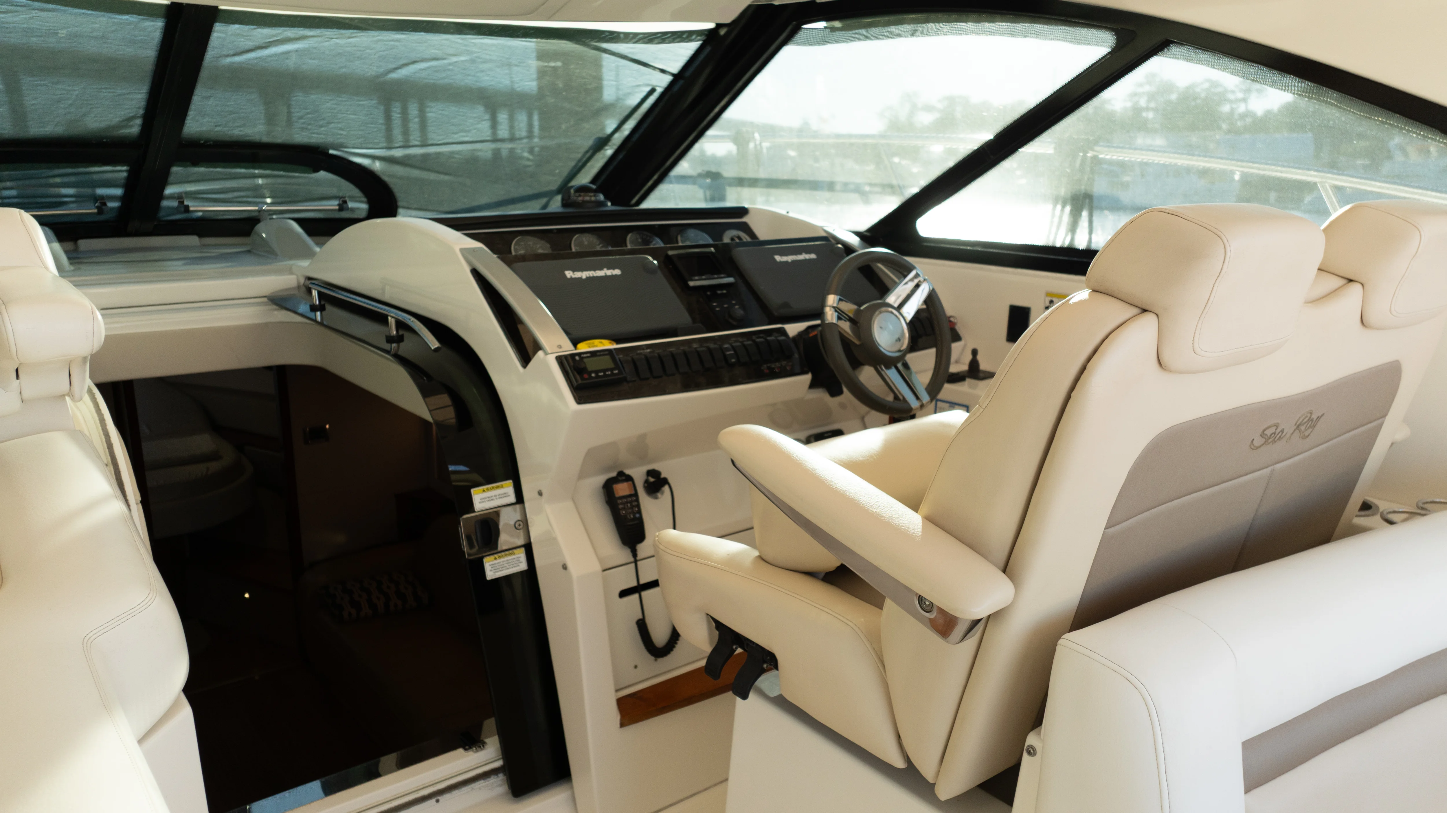 2014 Sea Ray 410 SUNDANCER Image Thumbnail #8