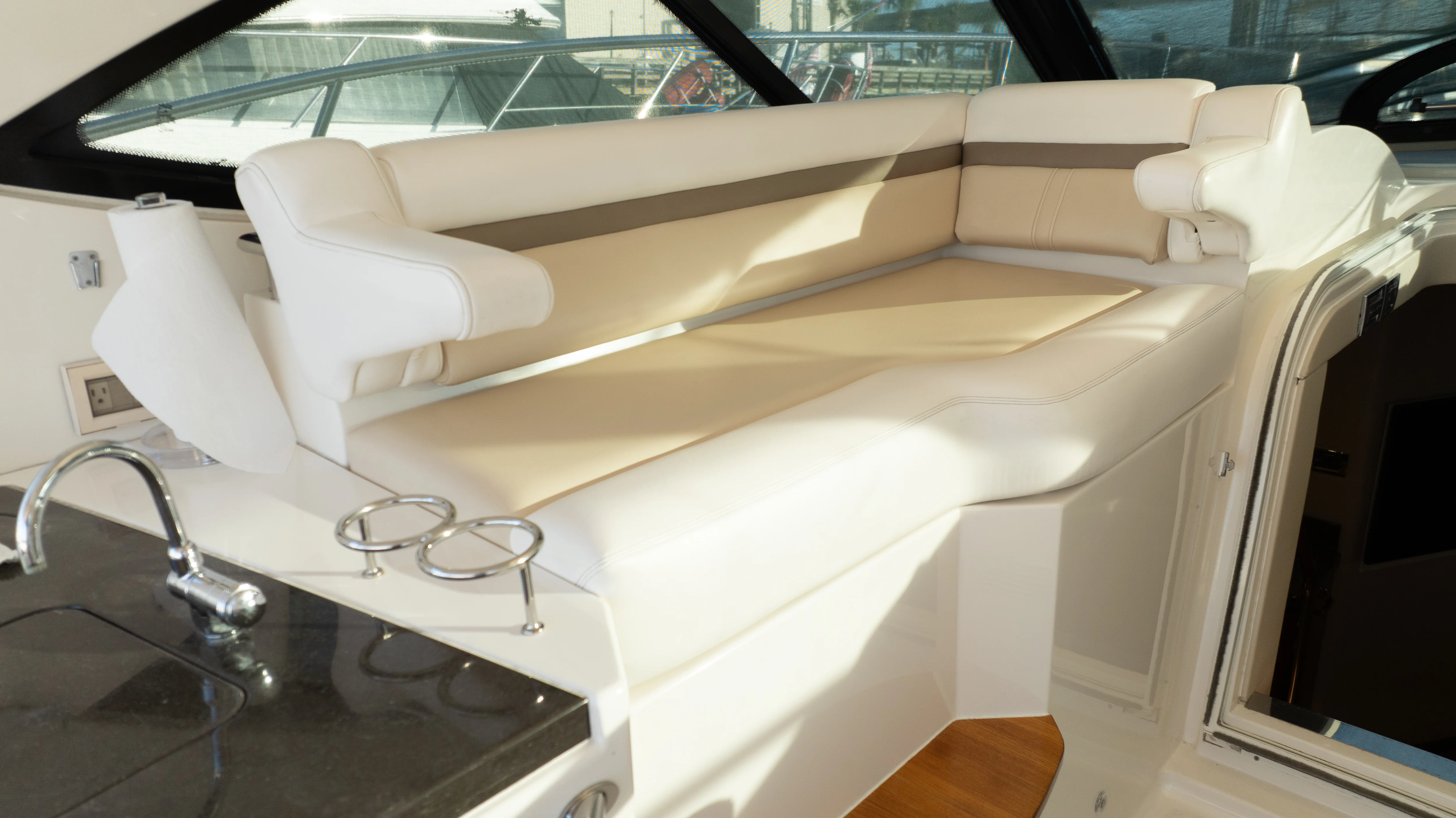 2014 Sea Ray 410 SUNDANCER Image Thumbnail #9