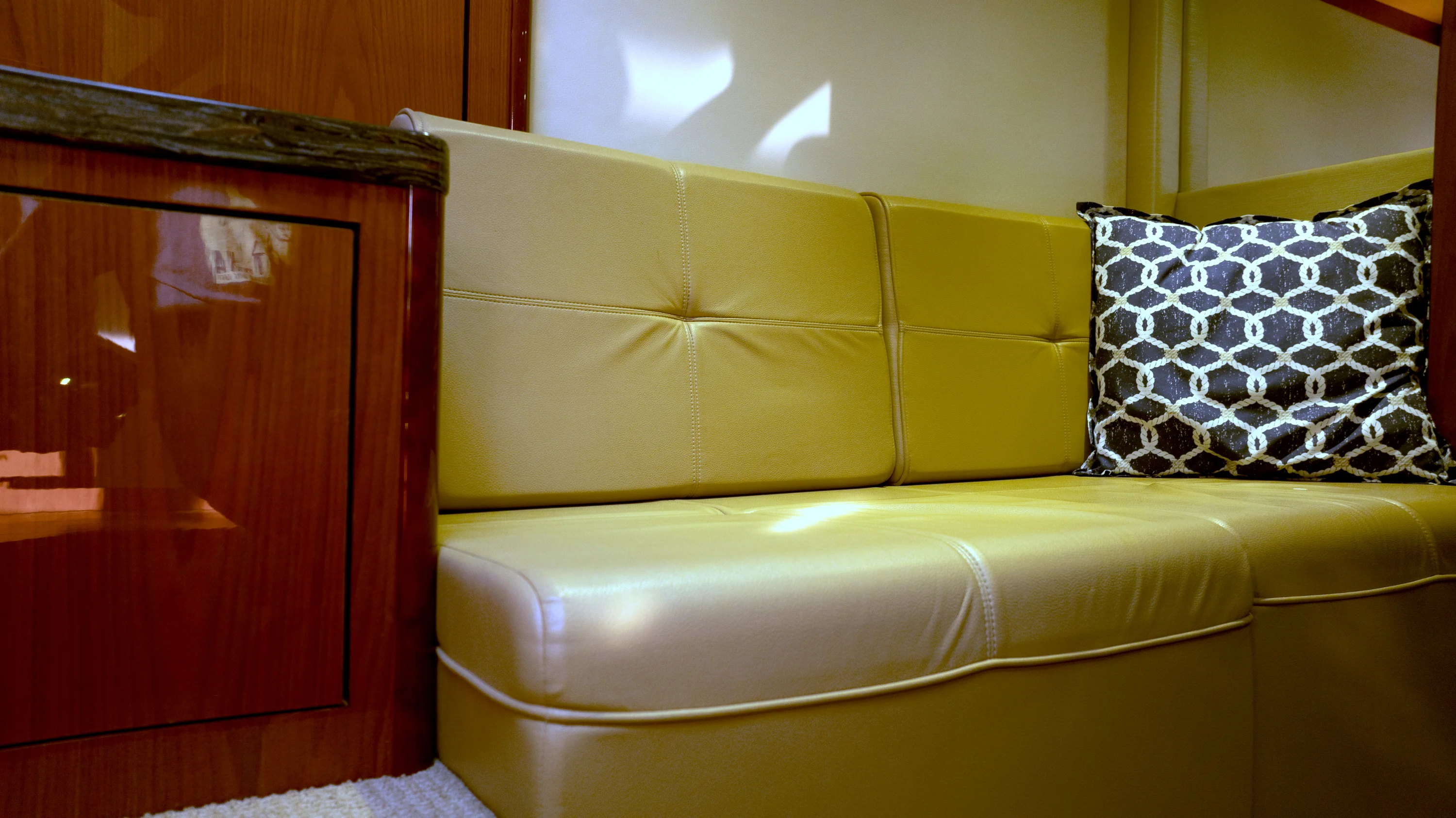 2014 Sea Ray 410 SUNDANCER Image Thumbnail #33