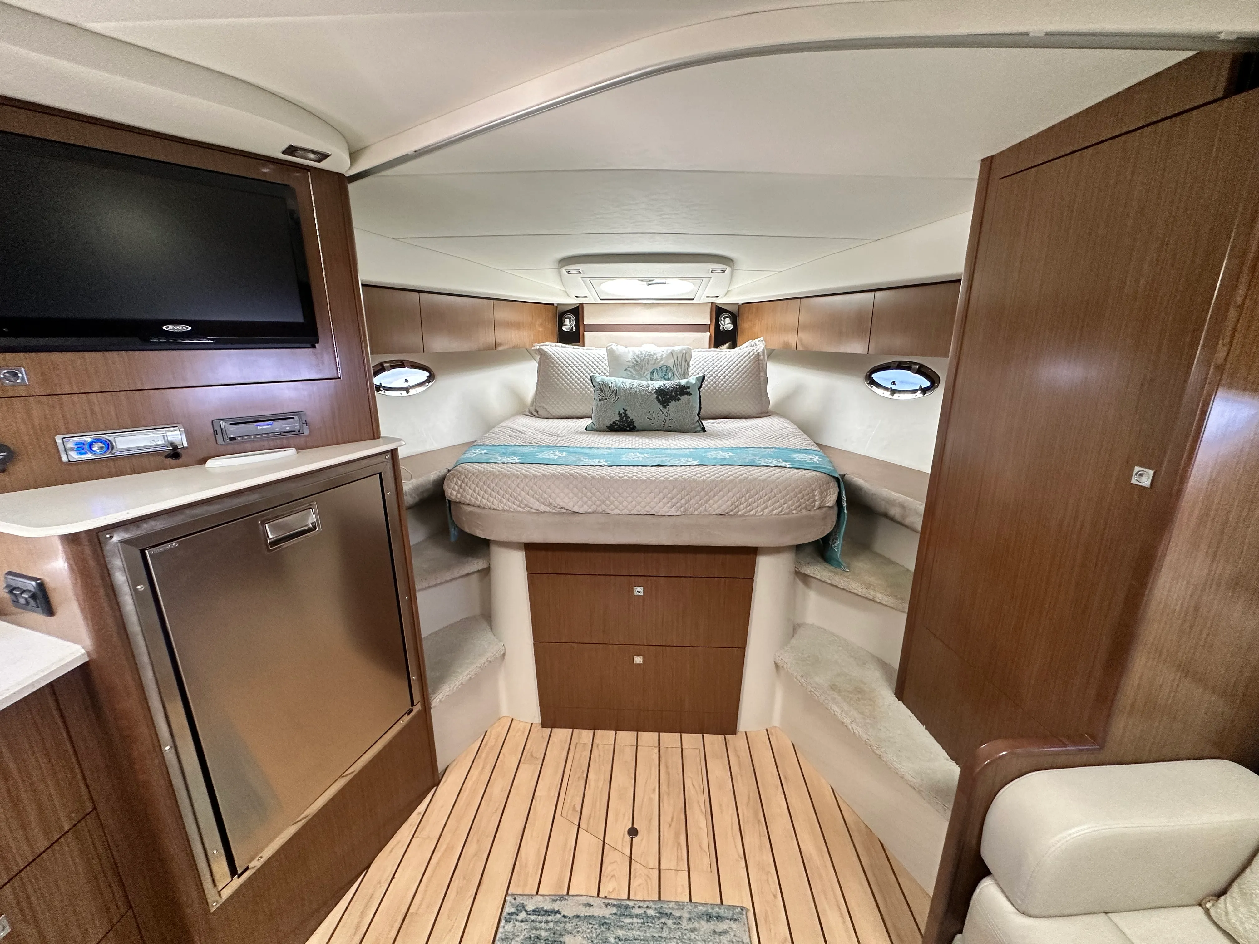 2014 Cruisers Yachts 380 EXPRESS Image Thumbnail #24