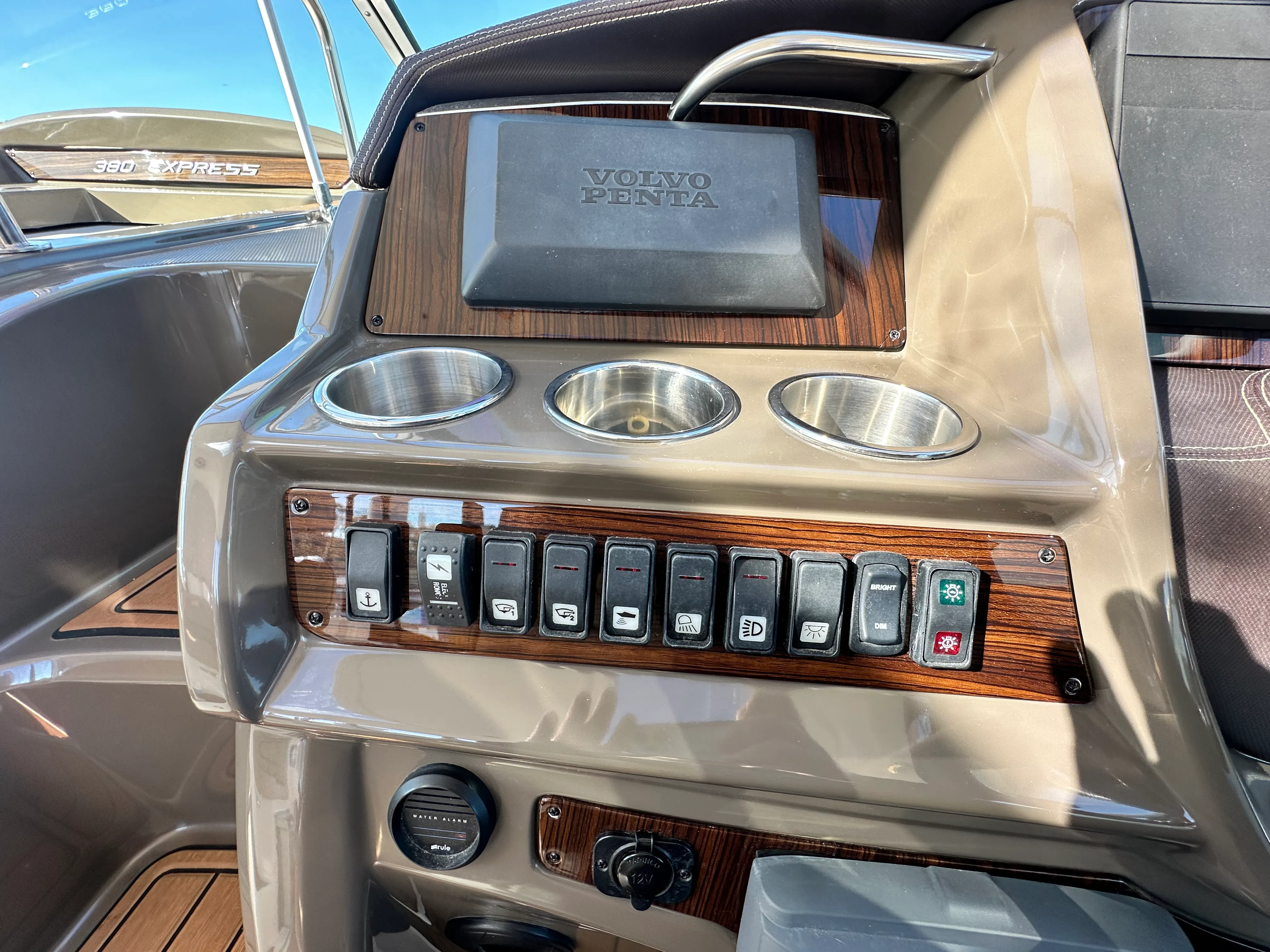 2014 Cruisers Yachts 380 EXPRESS Image Thumbnail #15