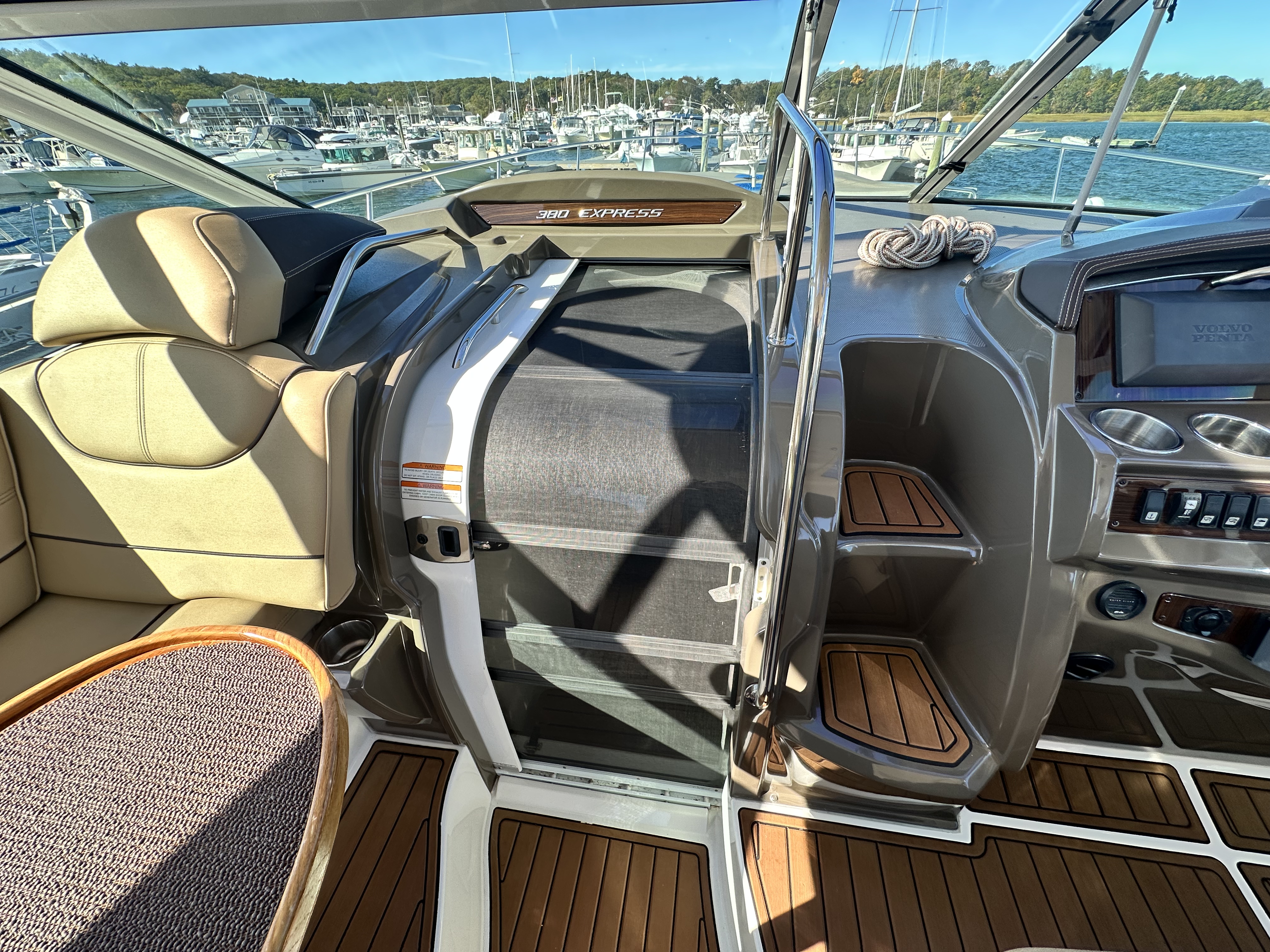 2014 Cruisers Yachts 380 EXPRESS Image Thumbnail #21