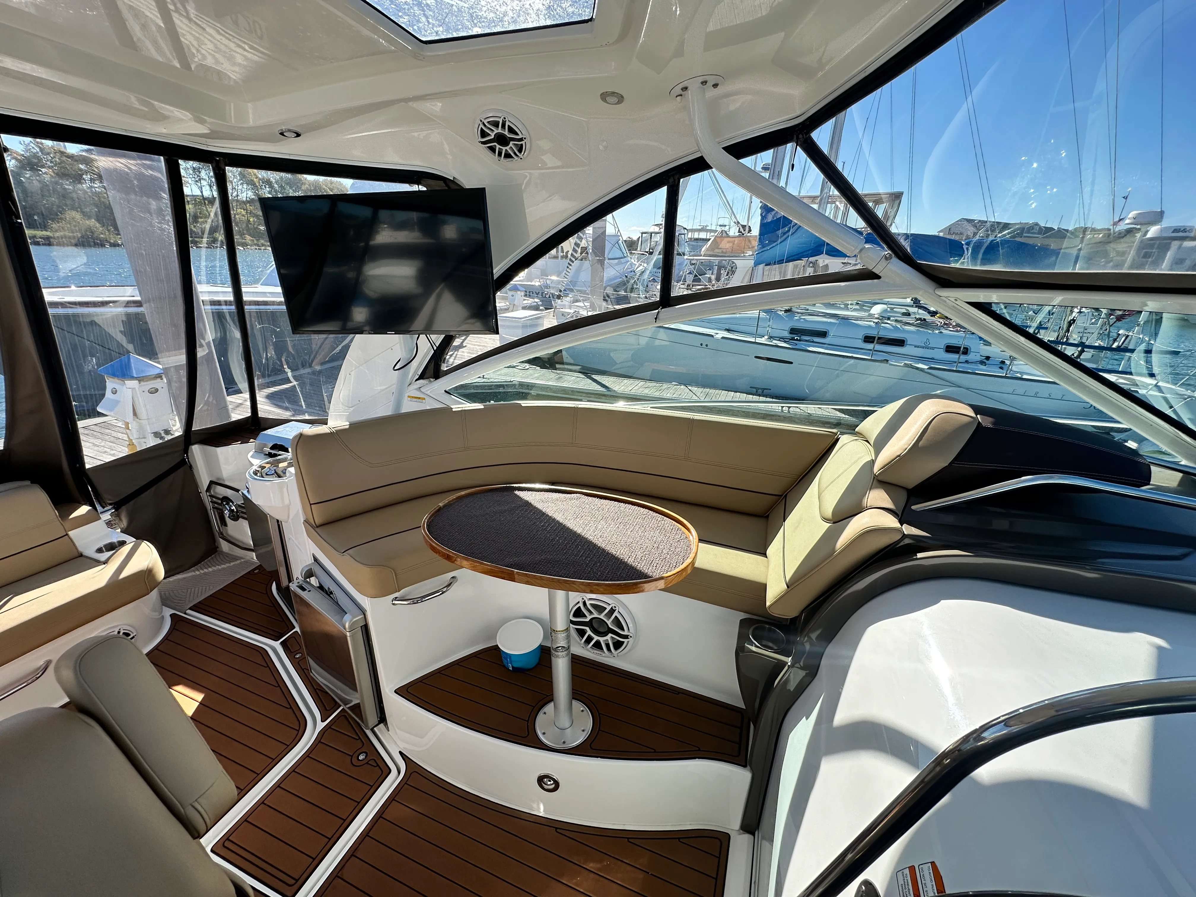 2014 Cruisers Yachts 380 EXPRESS Image Thumbnail #11
