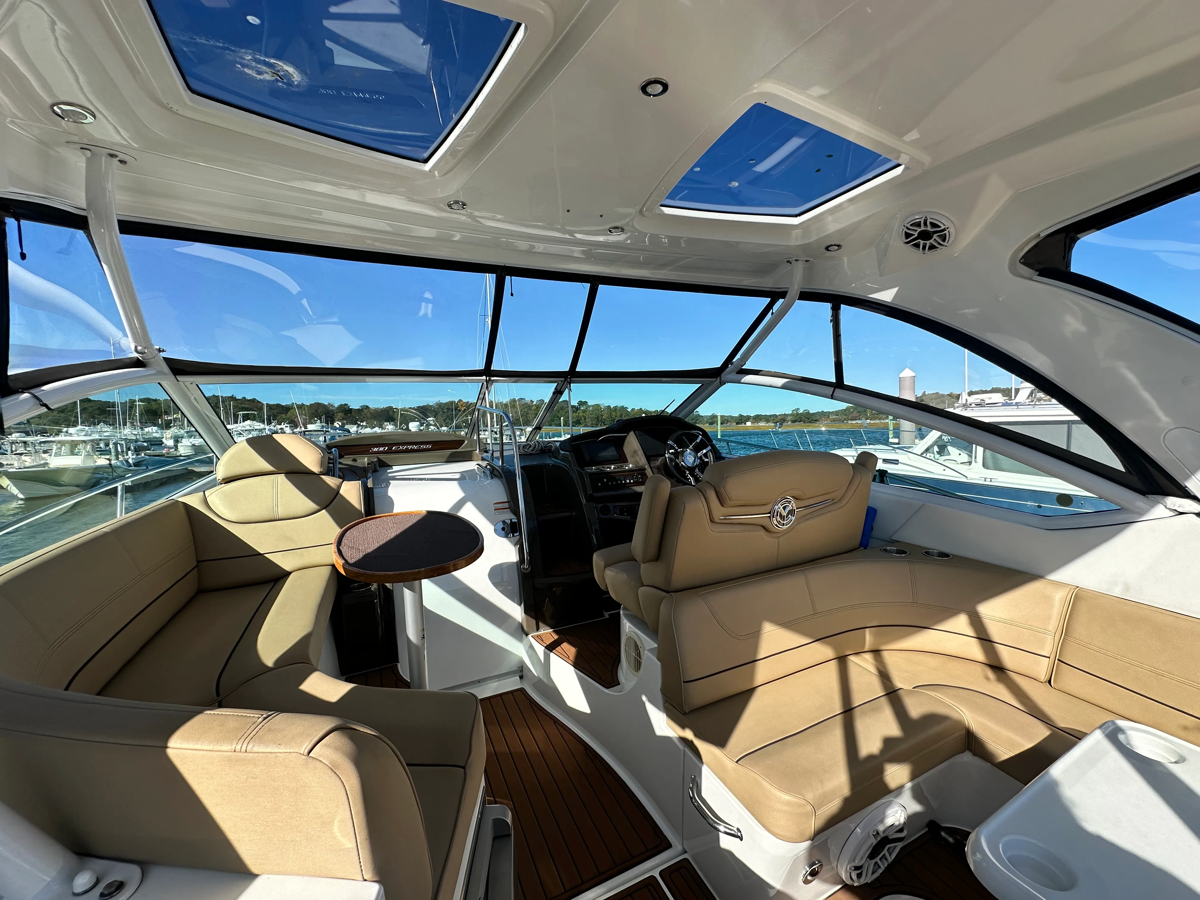 2014 Cruisers Yachts 380 EXPRESS Image Thumbnail #9