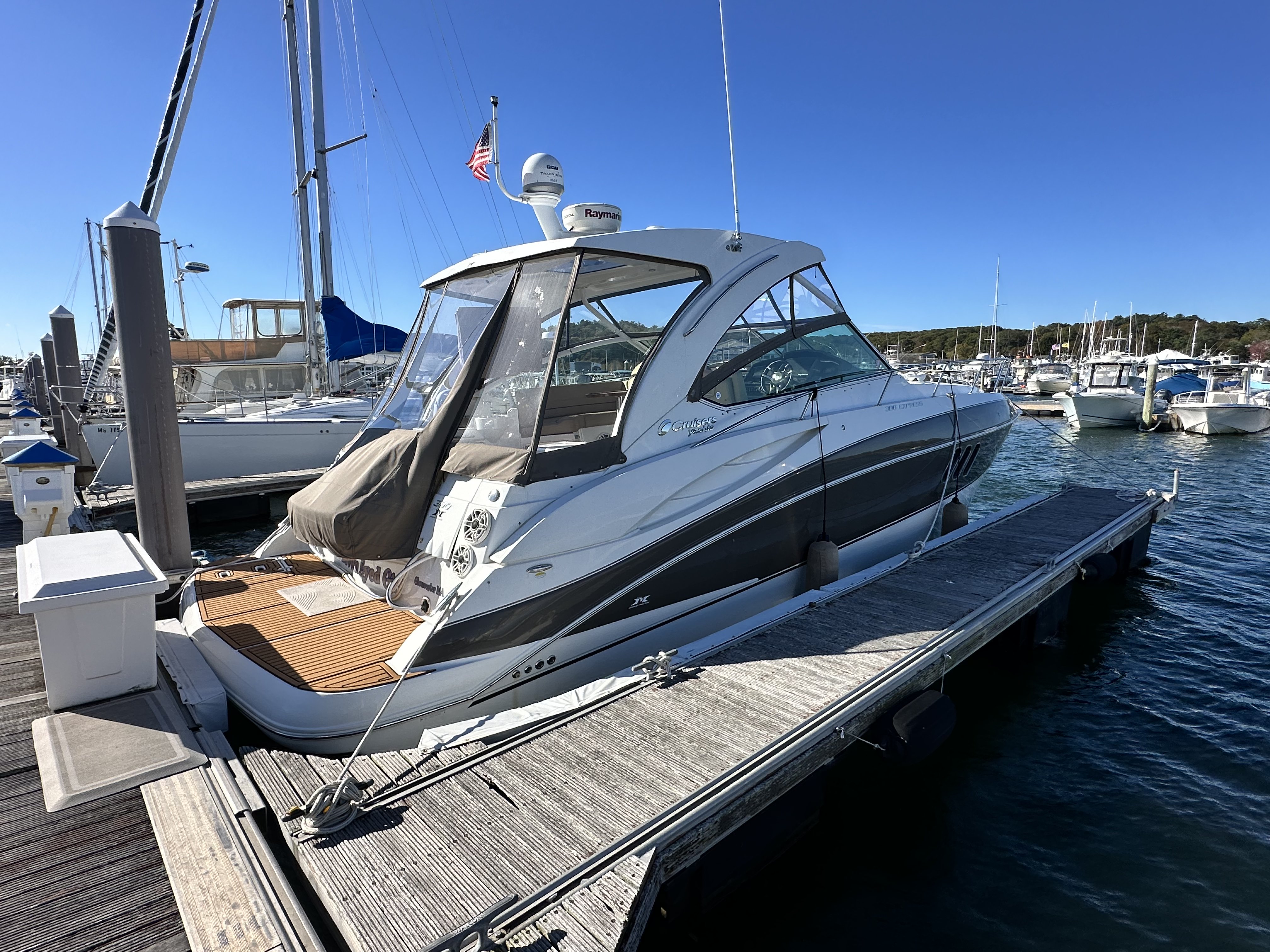 2014 Cruisers Yachts 380 EXPRESS Image Thumbnail #4