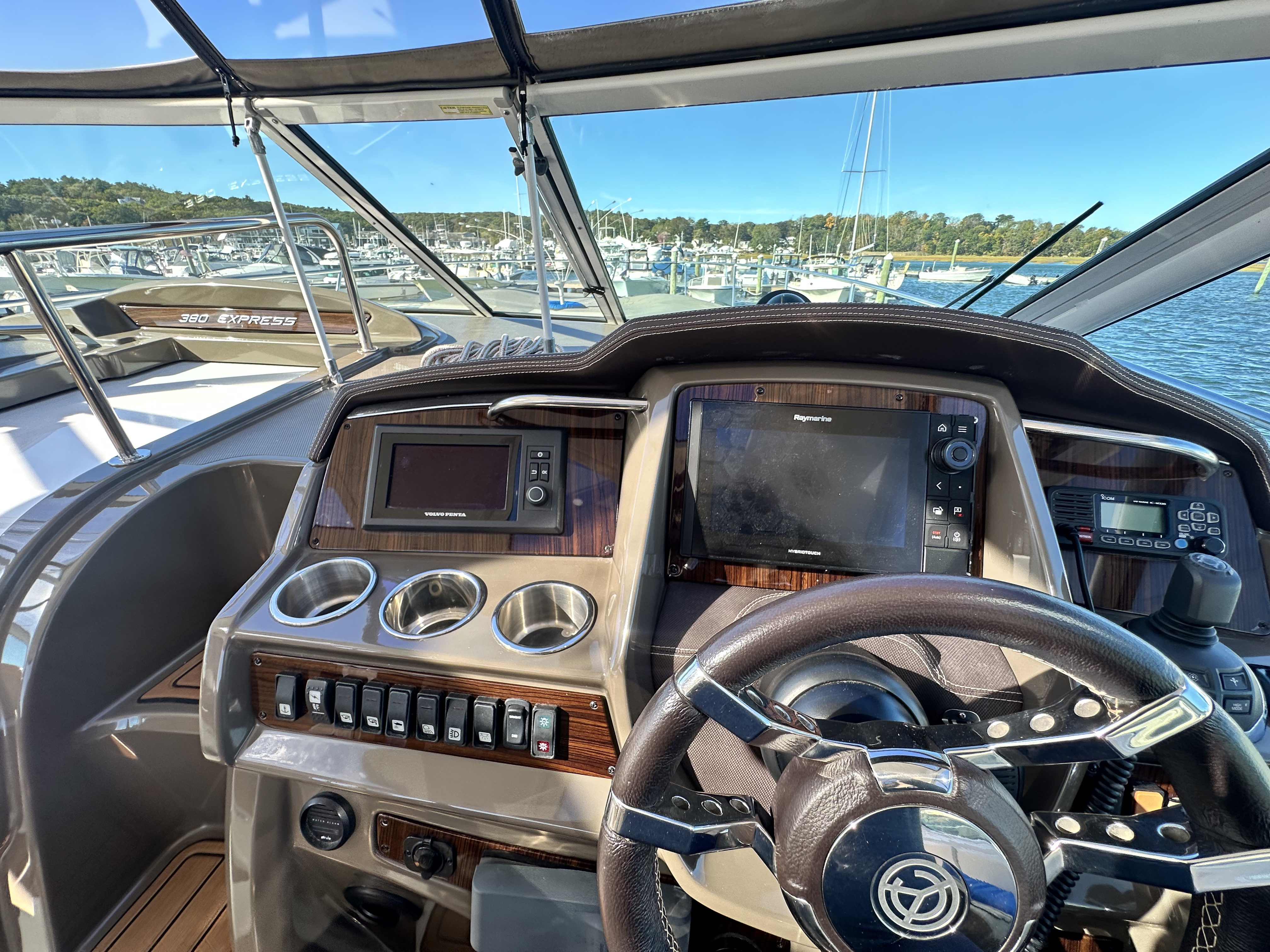 2014 Cruisers Yachts 380 EXPRESS Image Thumbnail #13