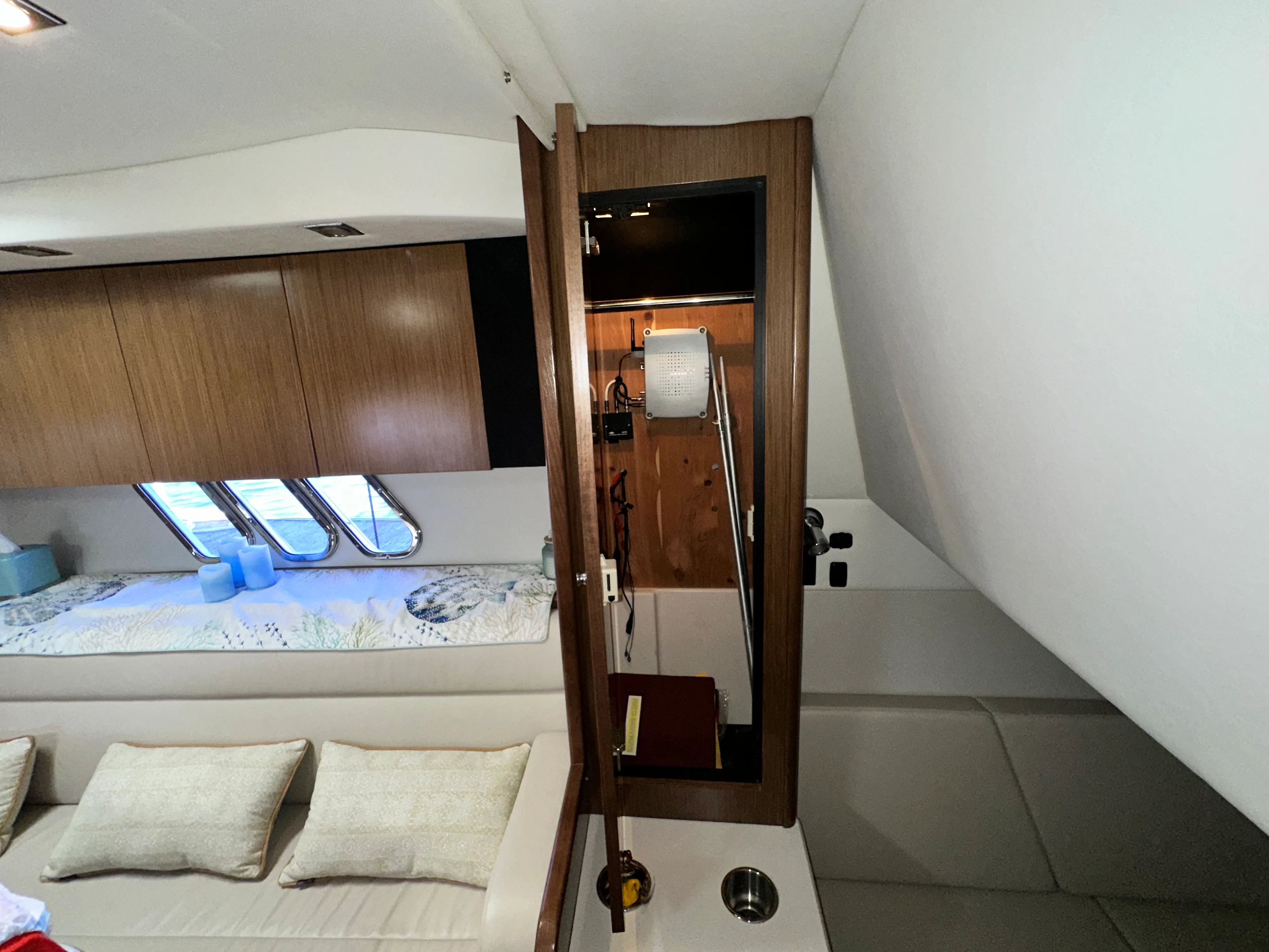 2014 Cruisers Yachts 380 EXPRESS Image Thumbnail #33