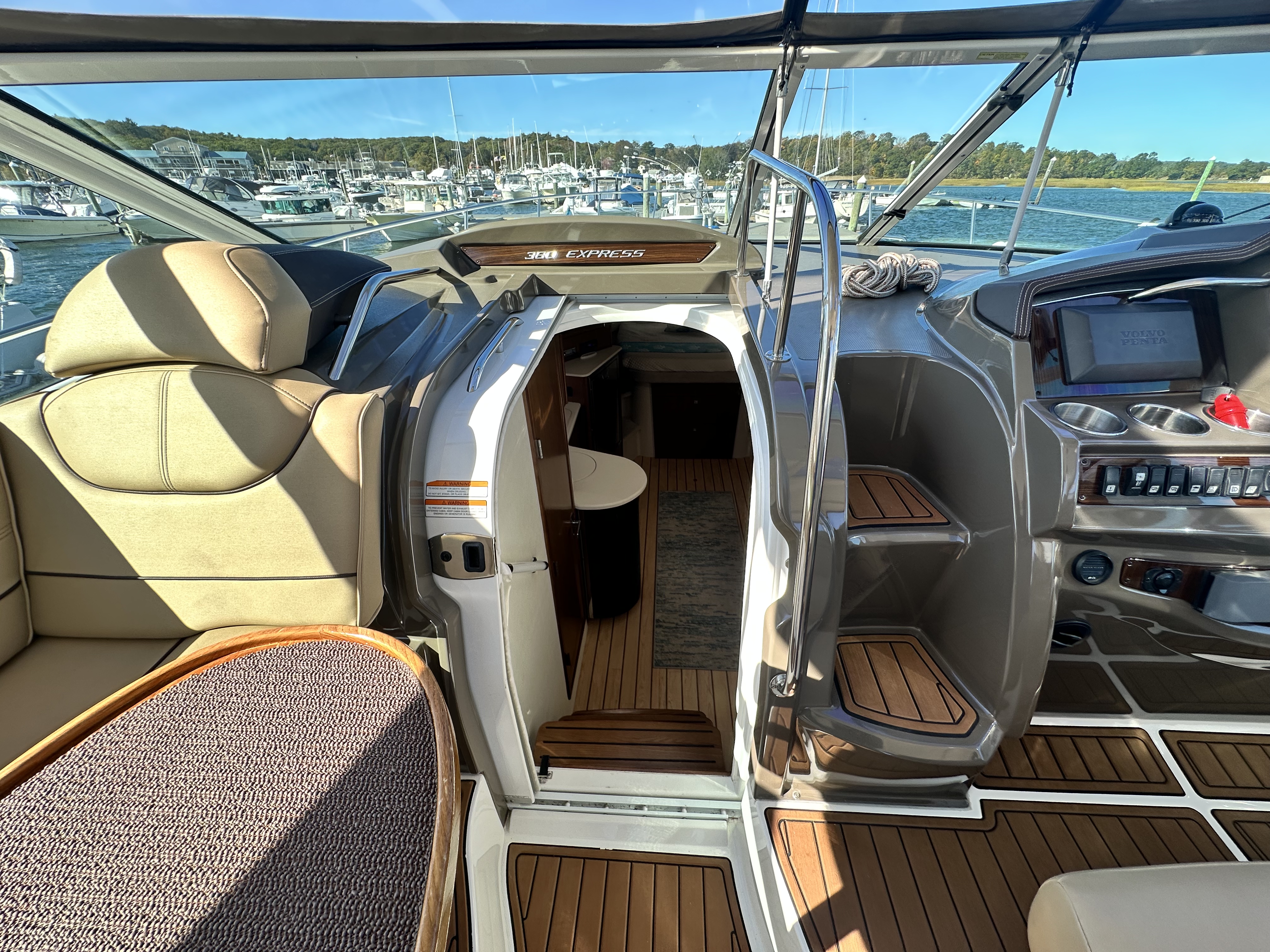 2014 Cruisers Yachts 380 EXPRESS Image Thumbnail #20