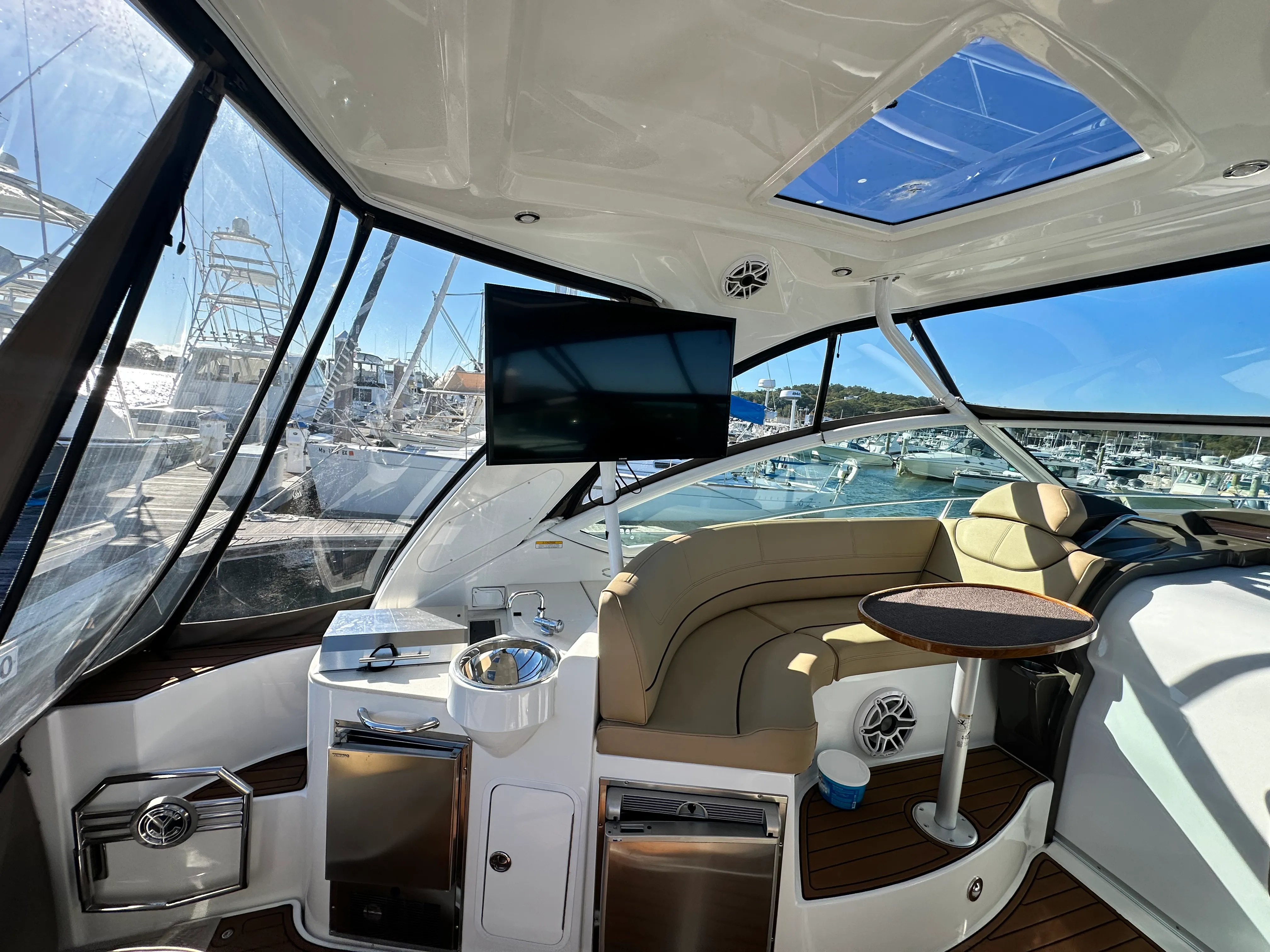 2014 Cruisers Yachts 380 EXPRESS Image Thumbnail #8