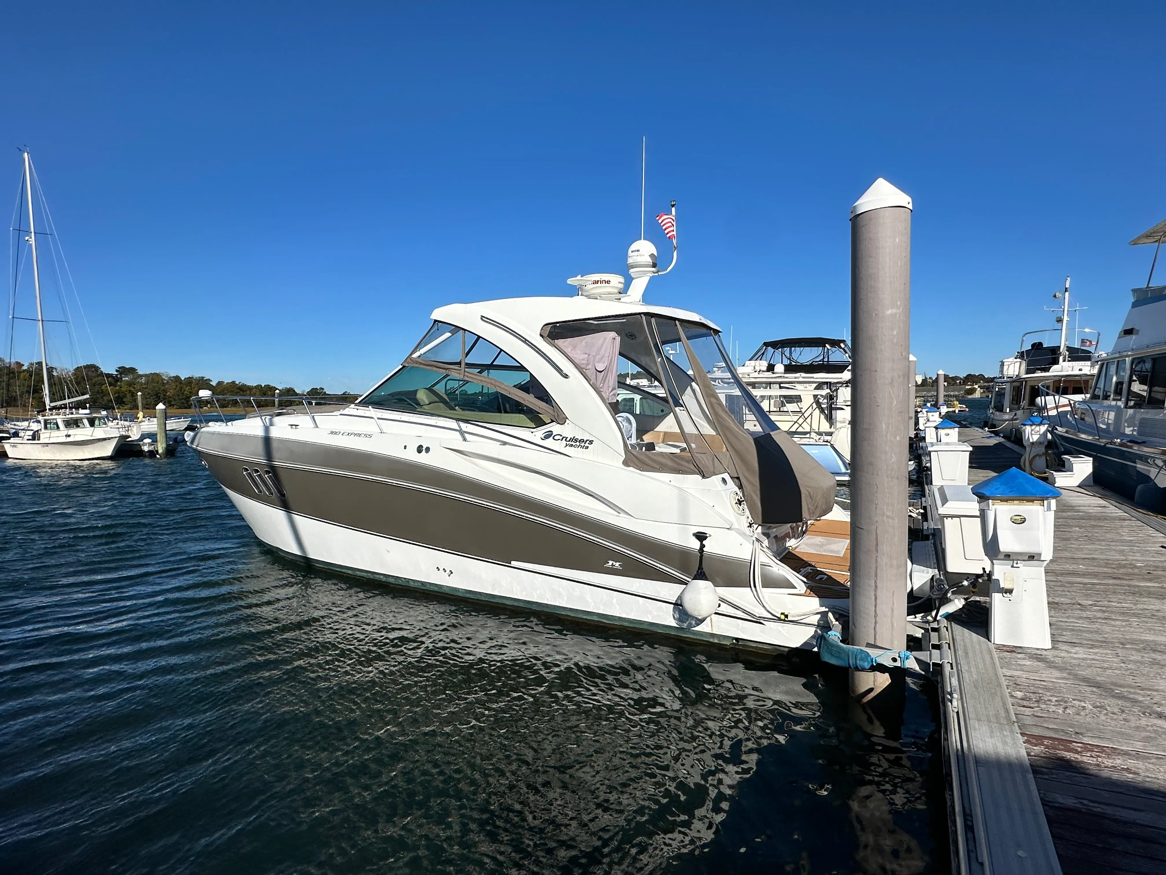 2014 Cruisers Yachts 380 EXPRESS Image Thumbnail #1