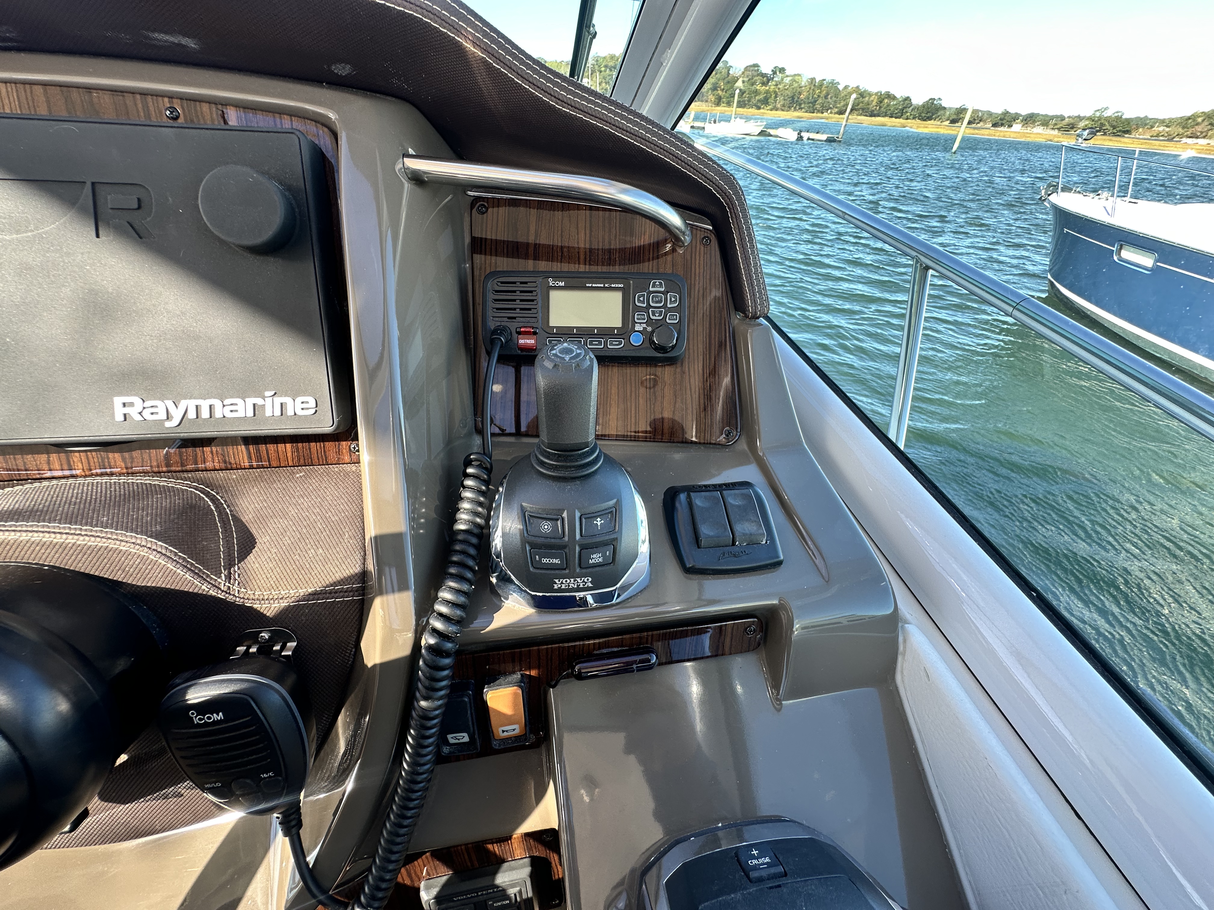 2014 Cruisers Yachts 380 EXPRESS Image Thumbnail #14