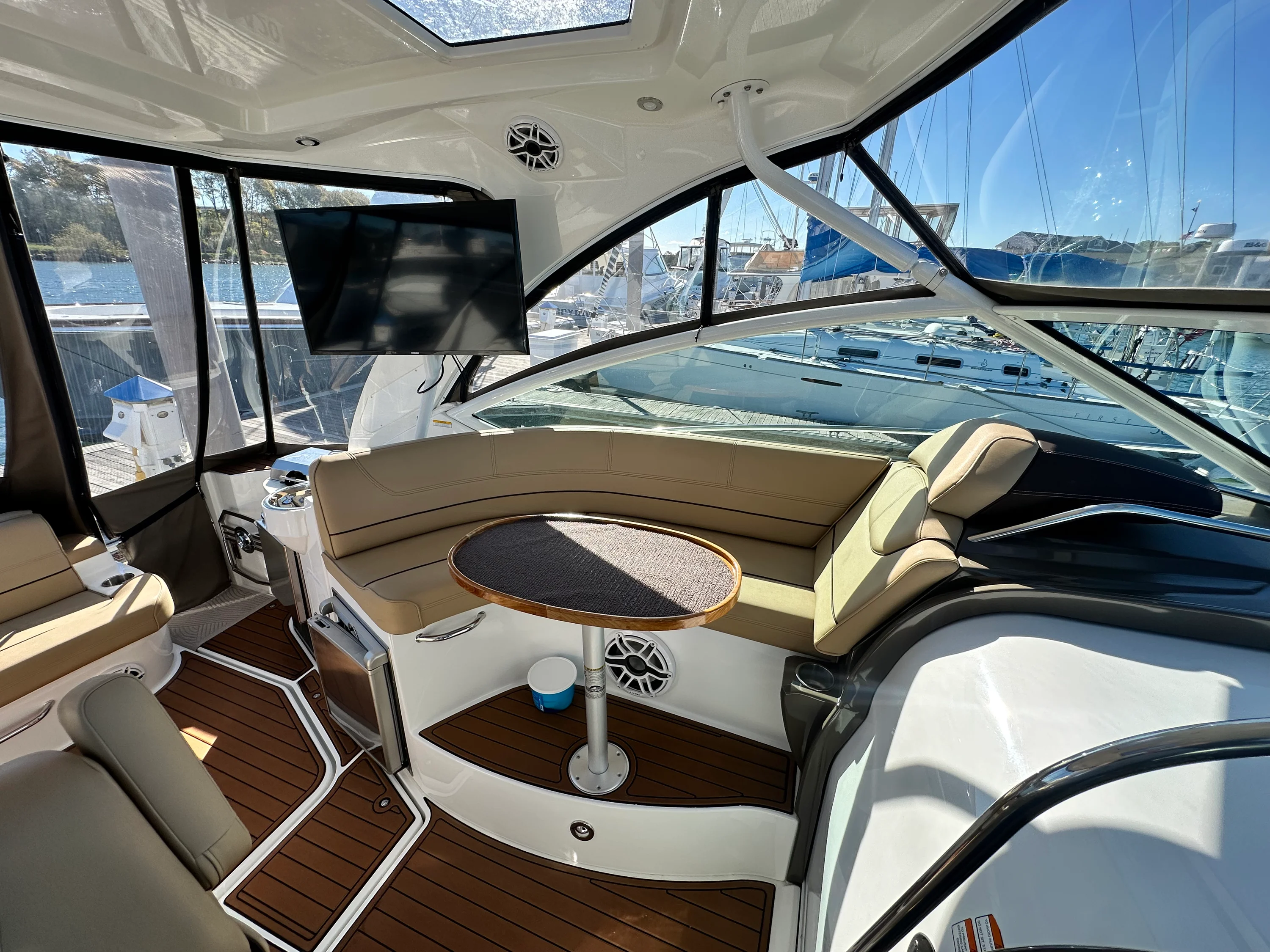 2014 Cruisers Yachts 380 EXPRESS Image Thumbnail #10