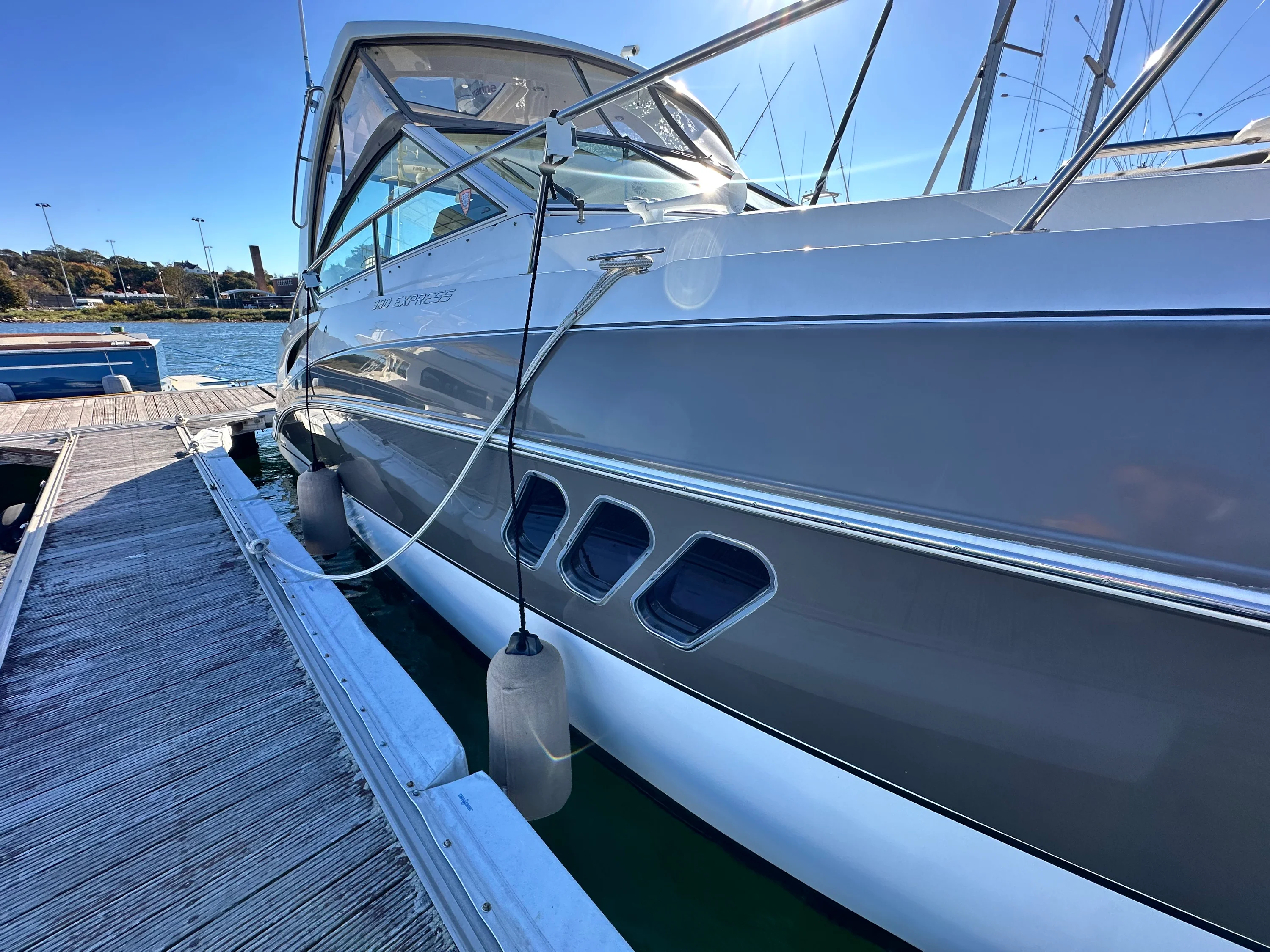 2014 Cruisers Yachts 380 EXPRESS Image Thumbnail #2