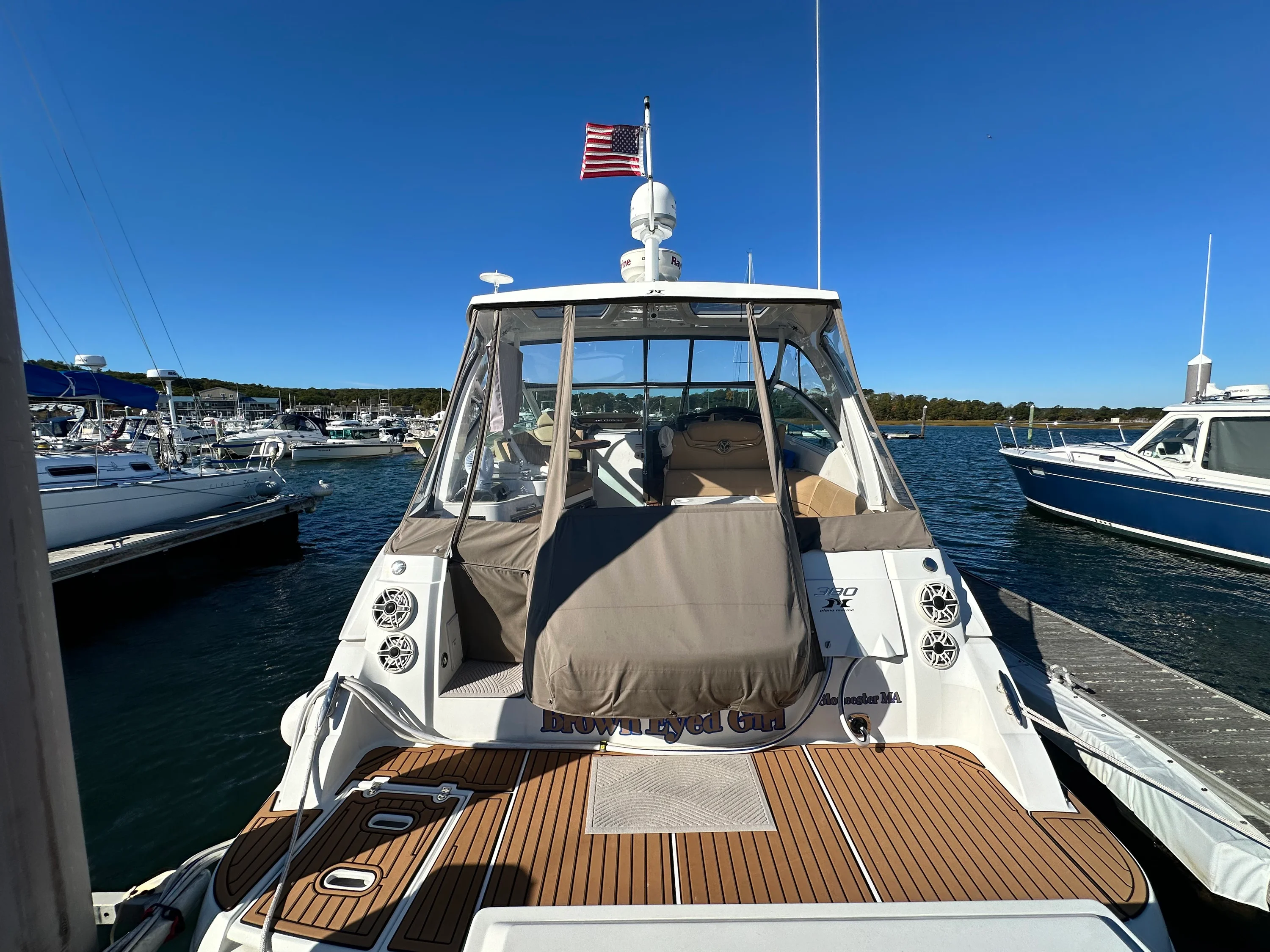 2014 Cruisers Yachts 380 EXPRESS Image Thumbnail #5