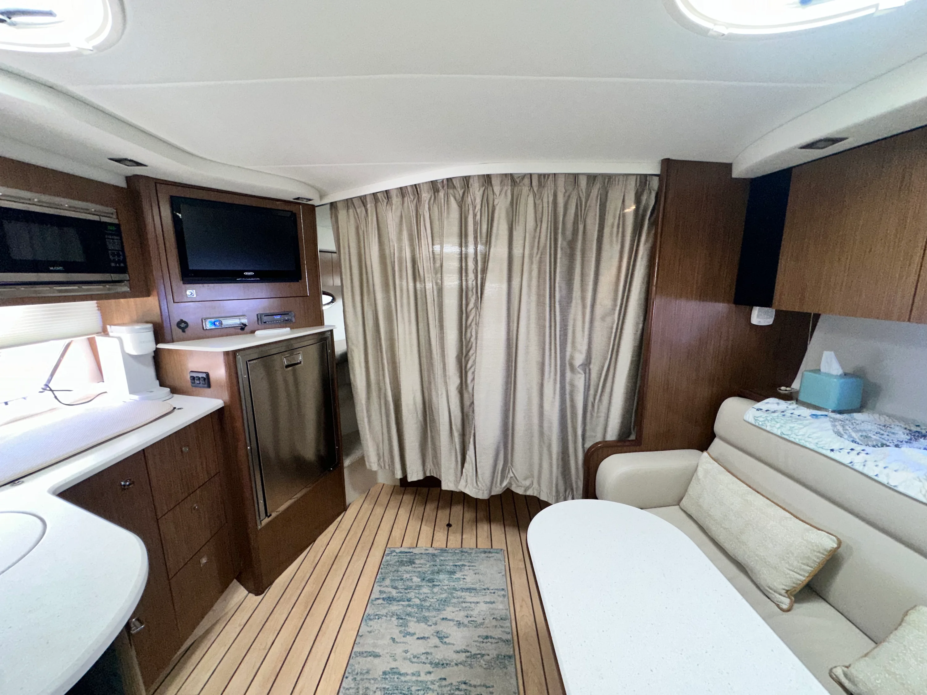 2014 Cruisers Yachts 380 EXPRESS Image Thumbnail #34
