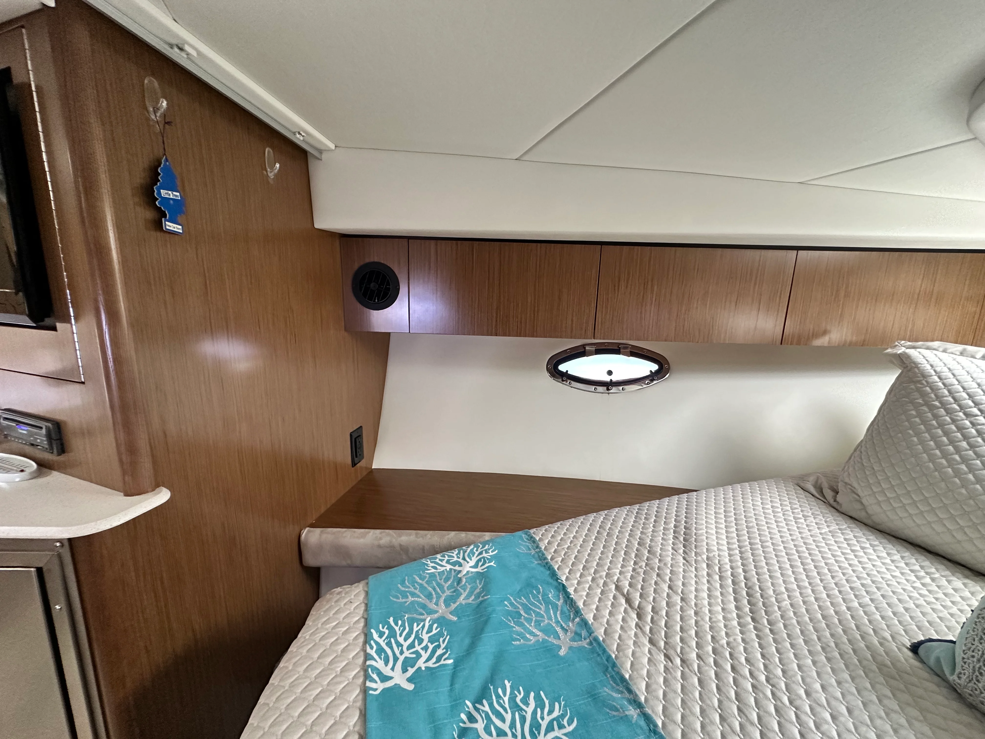 2014 Cruisers Yachts 380 EXPRESS Image Thumbnail #26