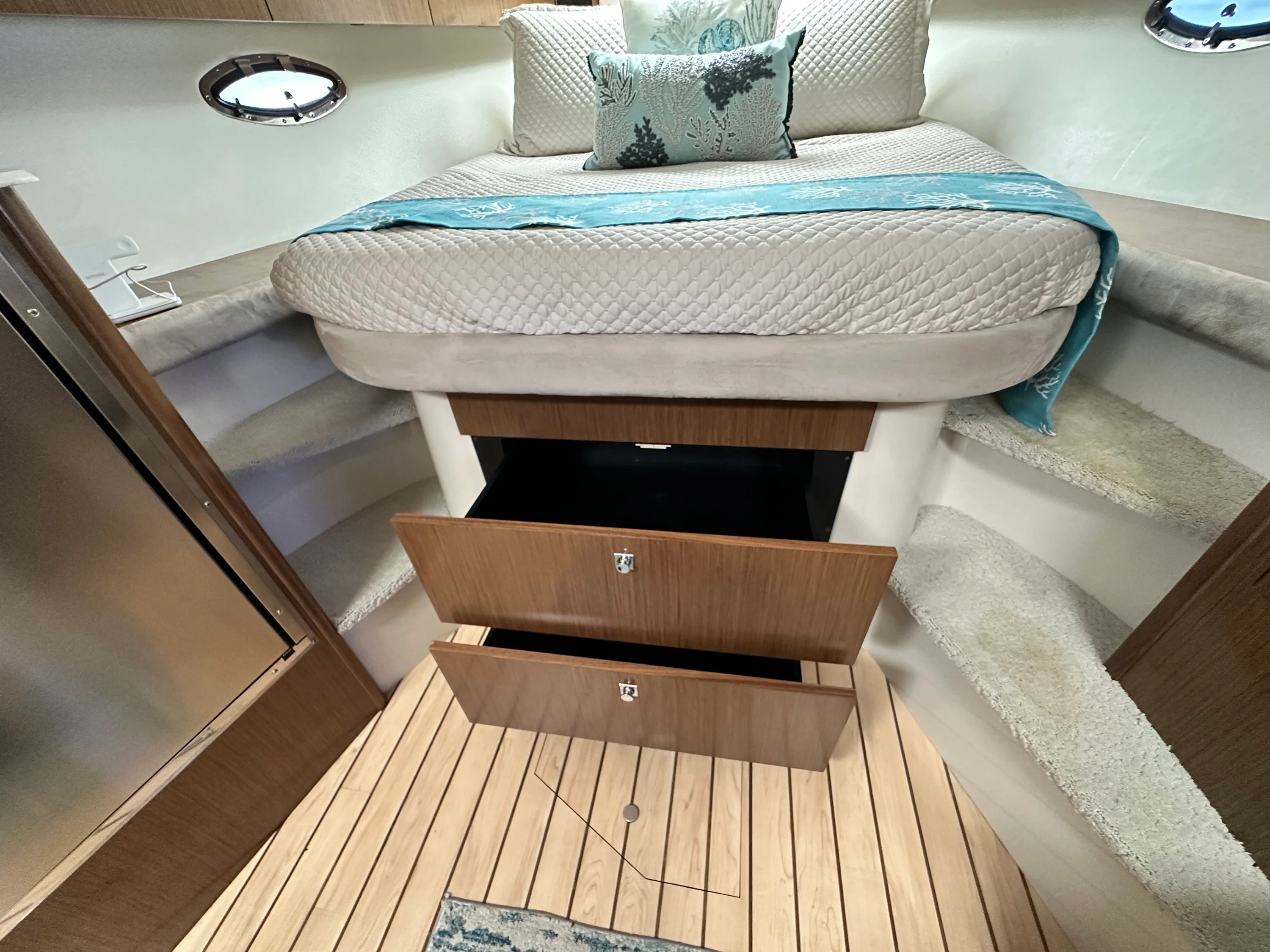 2014 Cruisers Yachts 380 EXPRESS Image Thumbnail #35